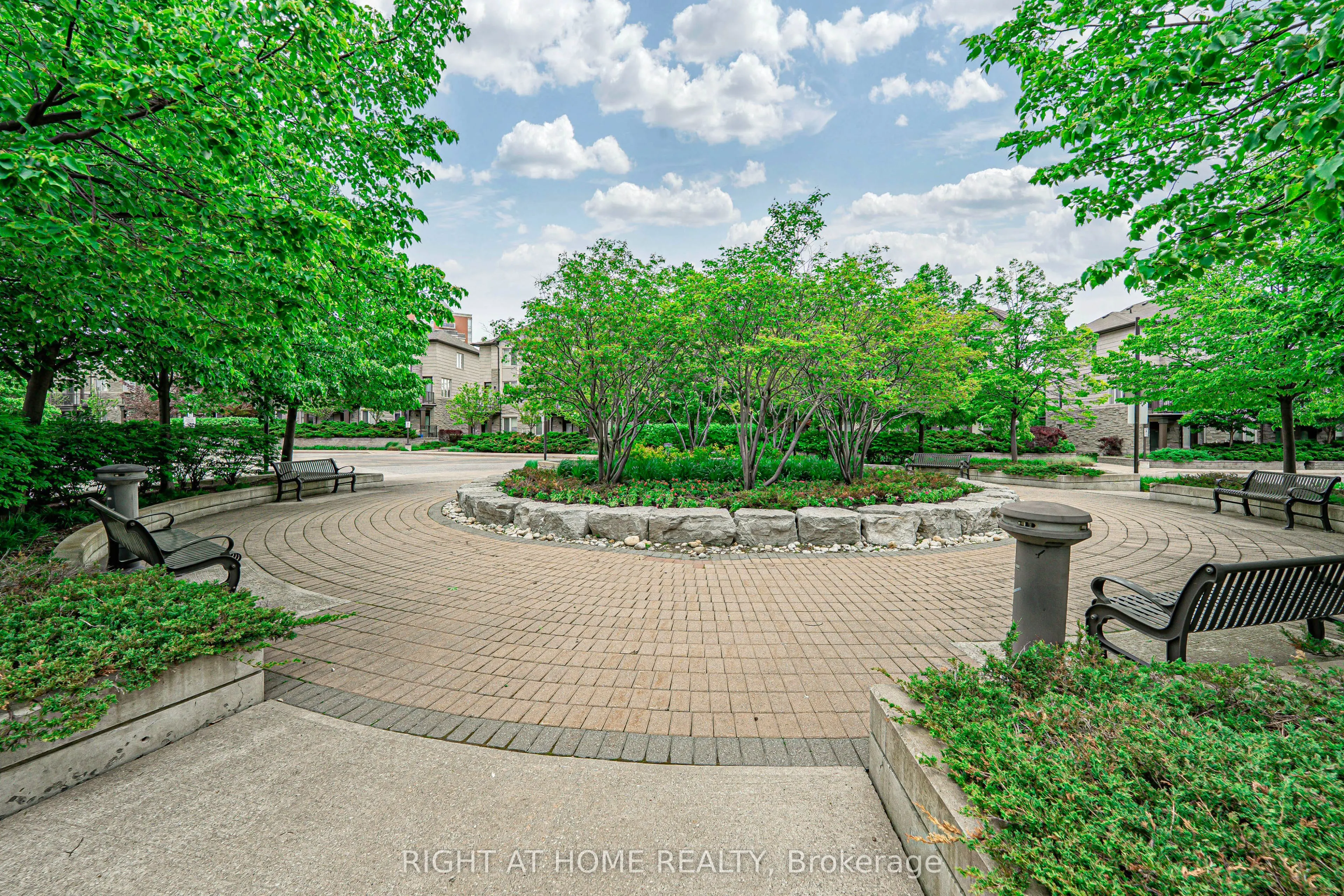 273 South Park Road, #809