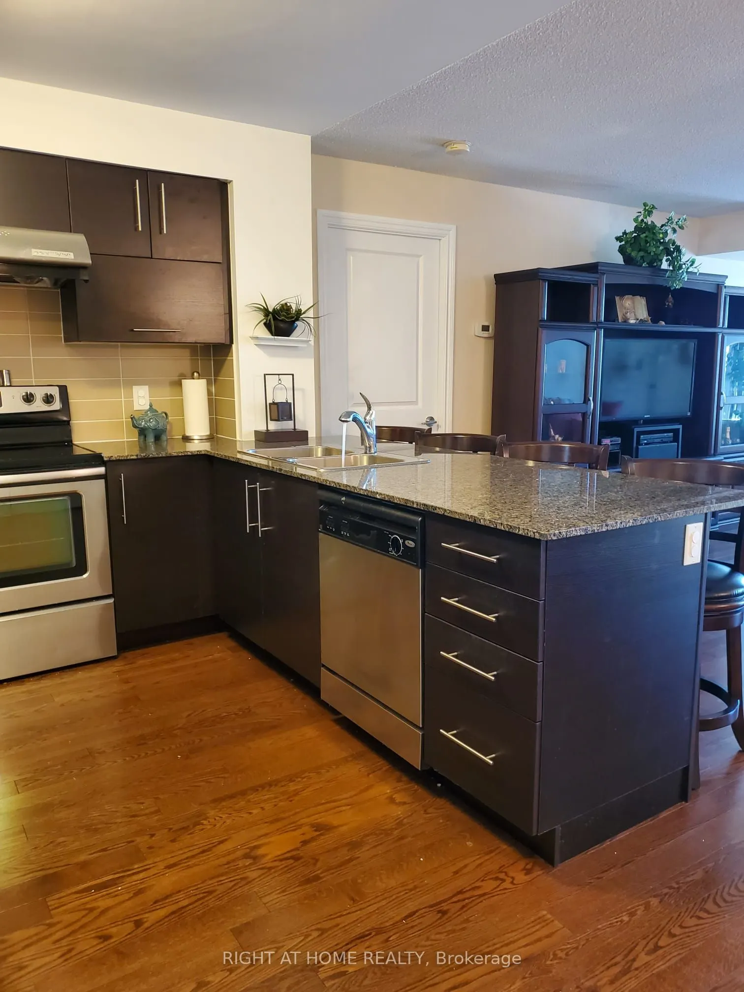 273 South Park Road, #809