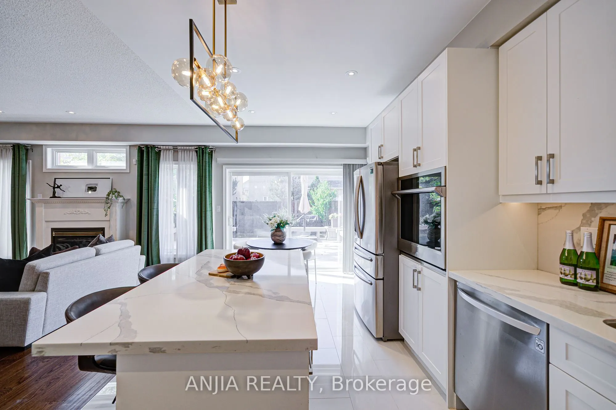 54 Rainbow Valley Crescent