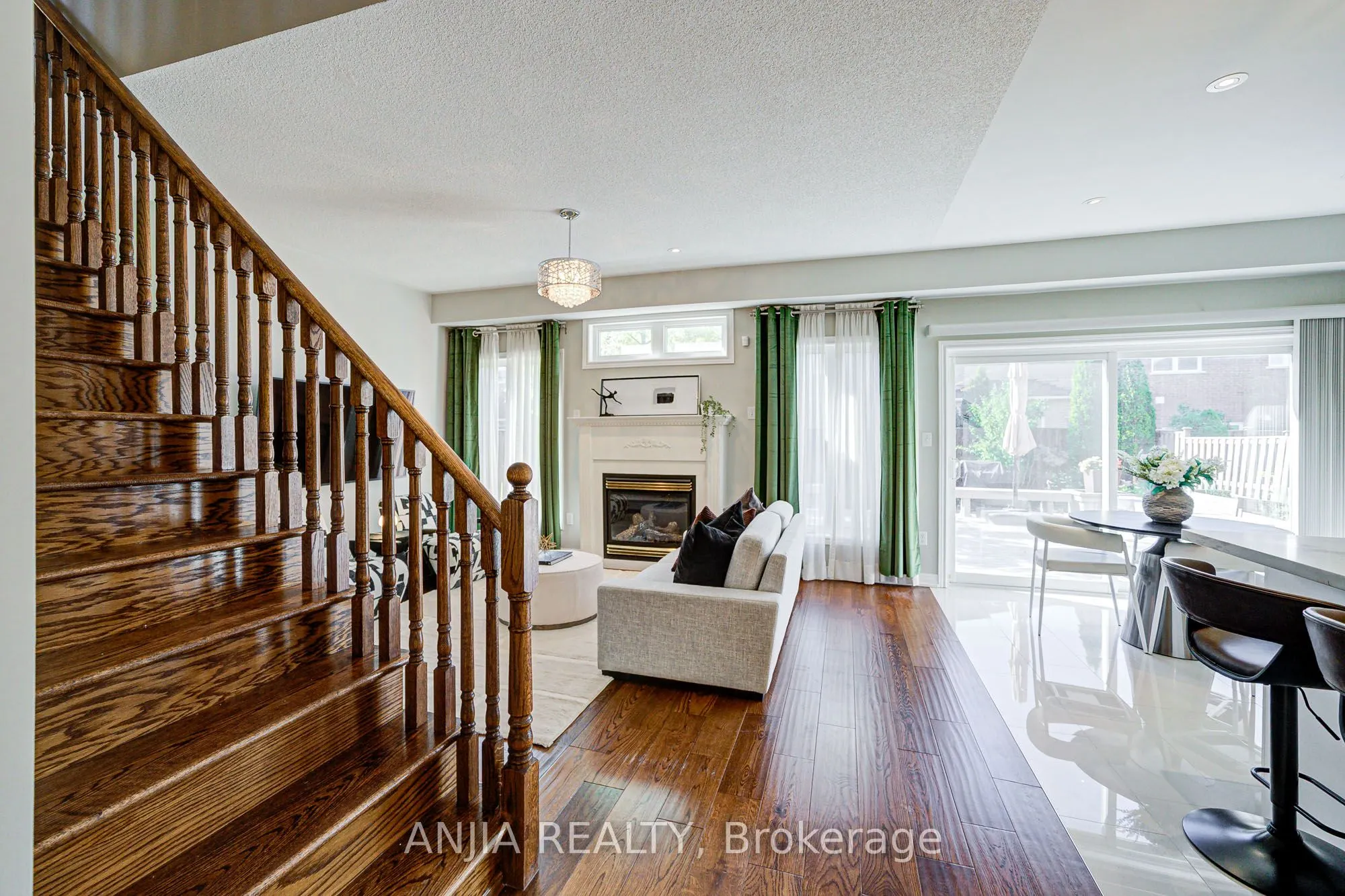 54 Rainbow Valley Crescent