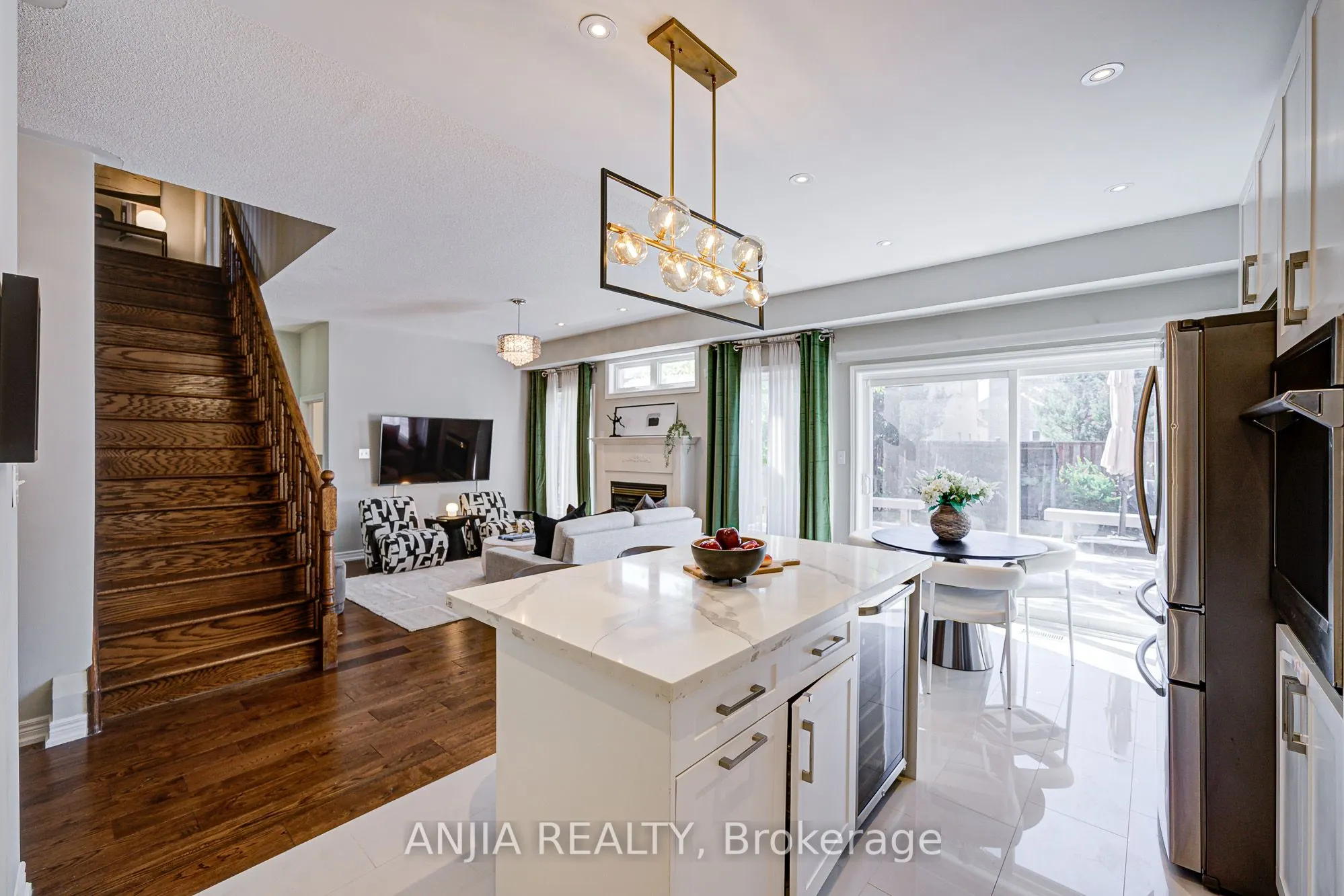 54 Rainbow Valley Crescent