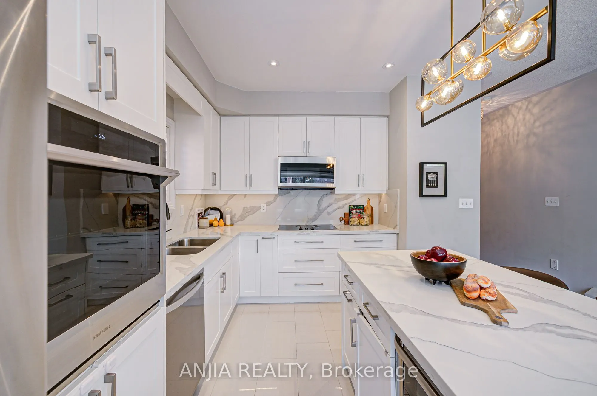 54 Rainbow Valley Crescent