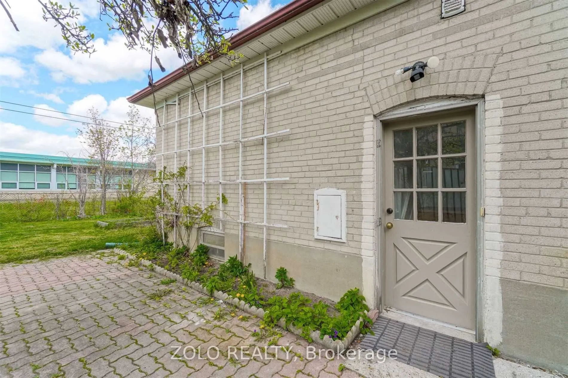 525 Lynett Crescent