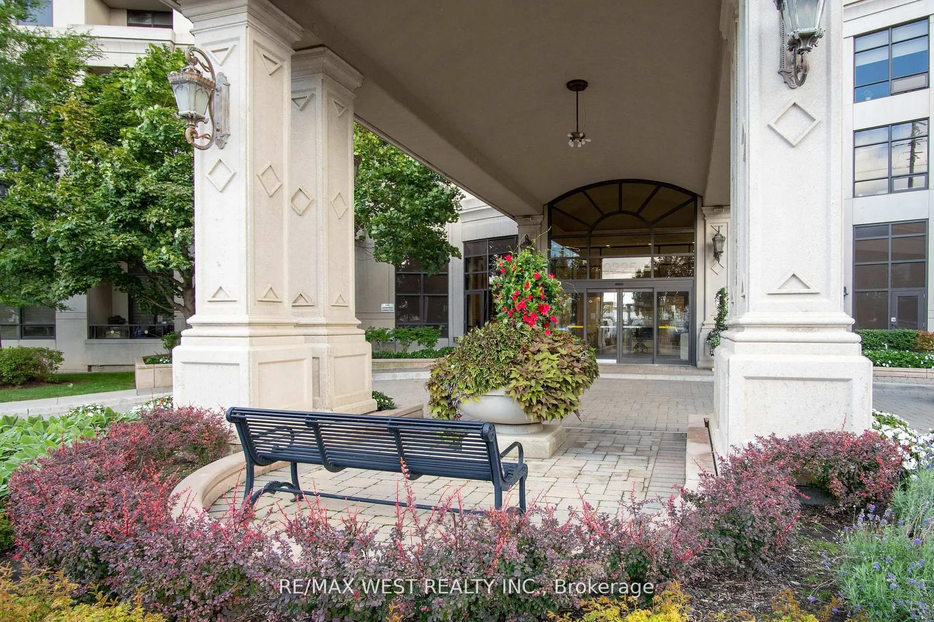 9225 Jane Street, #916