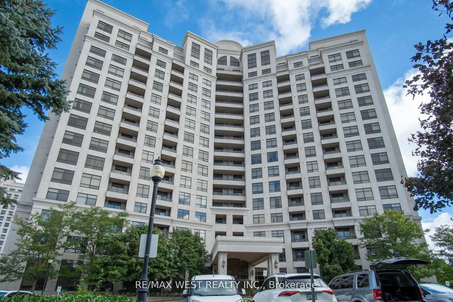 9225 Jane Street, #916