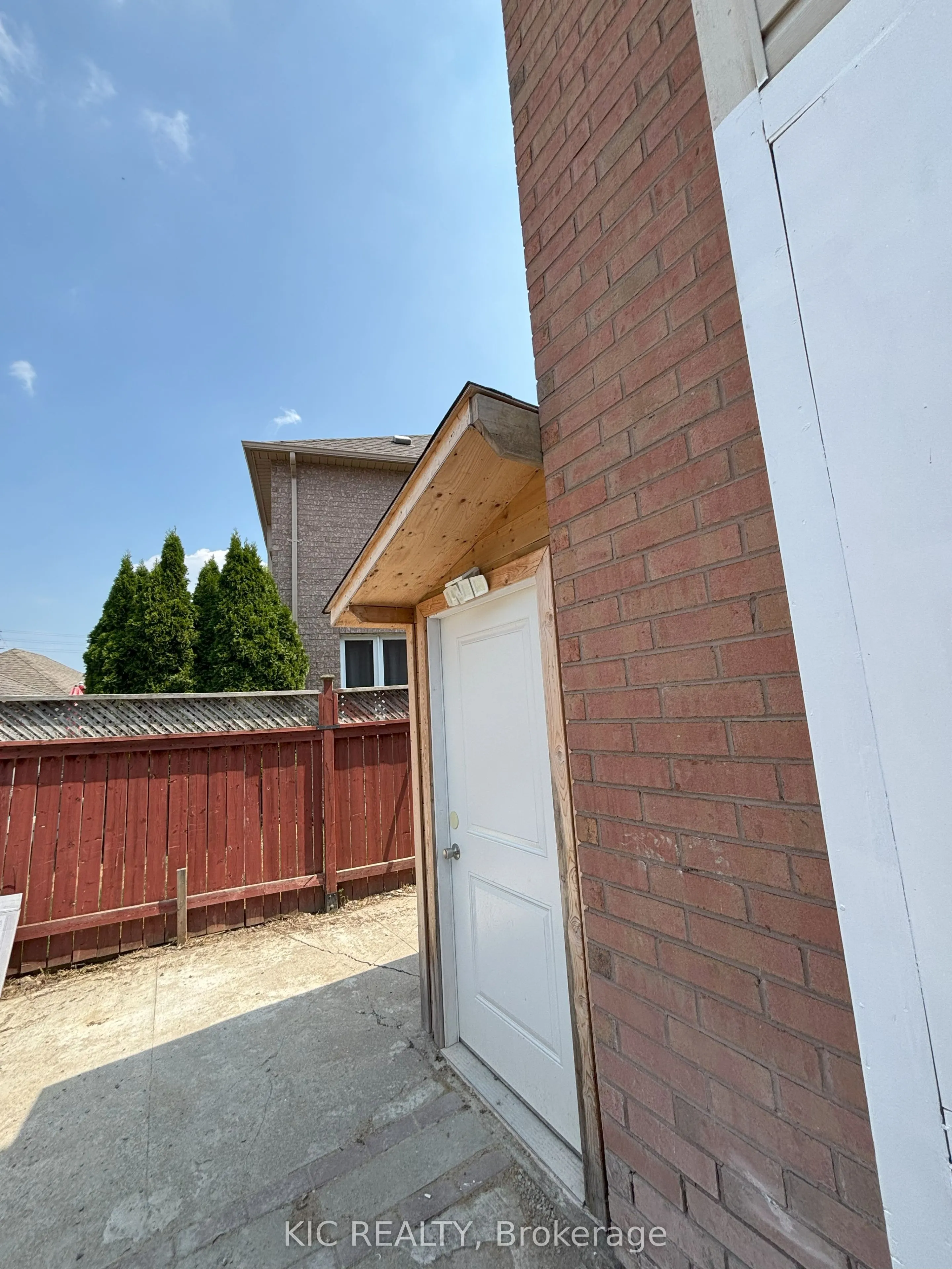 213 Equator Crescent, #Lower Level