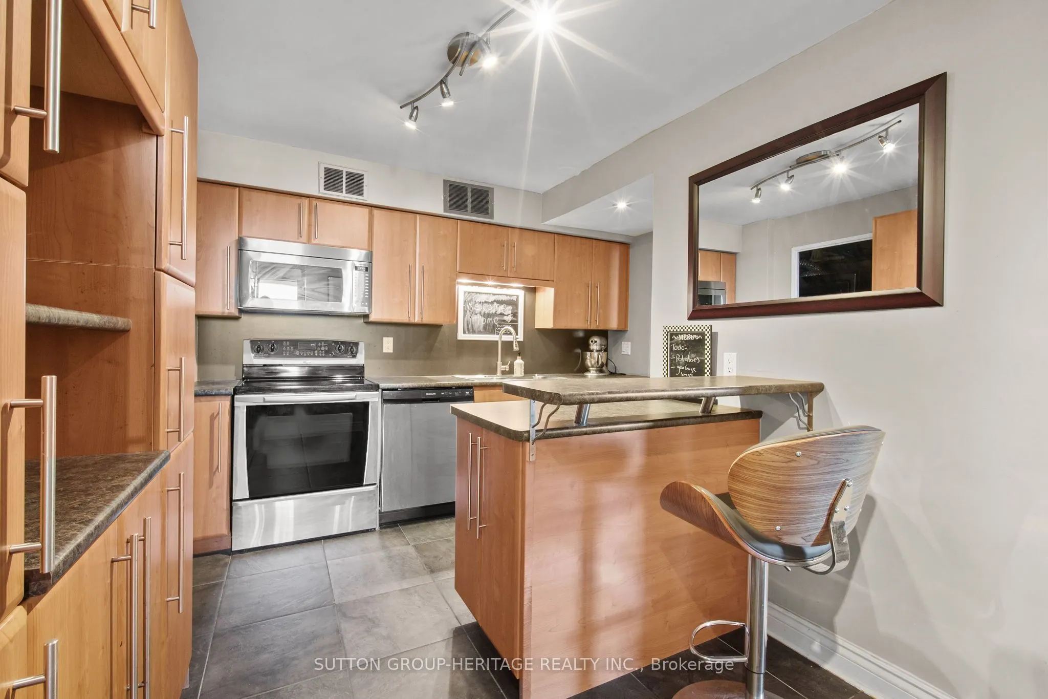 1 Royal Orchard Boulevard, #706