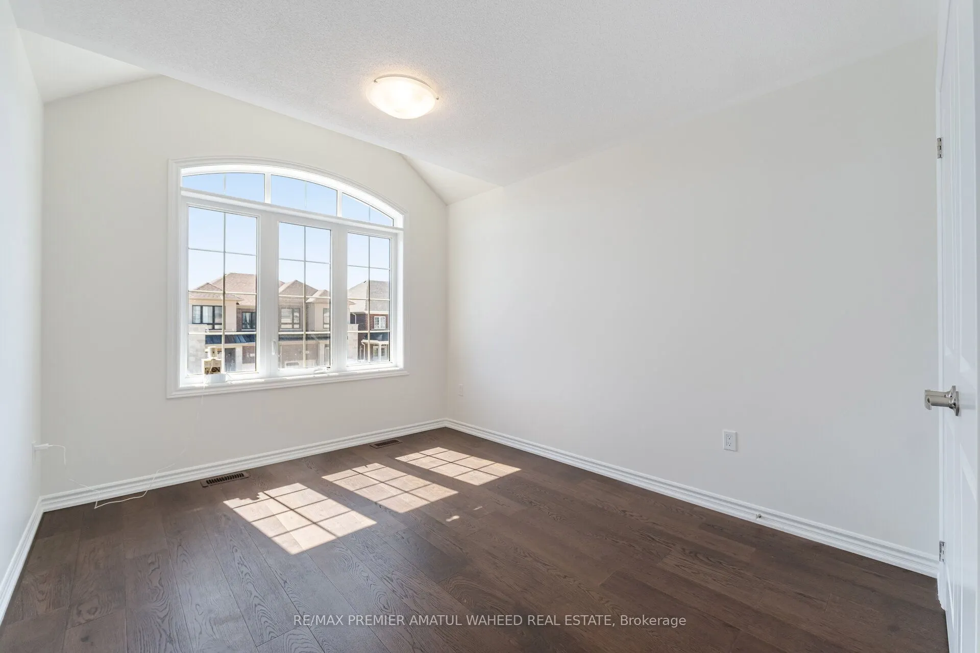 17 Ferragine Crescent