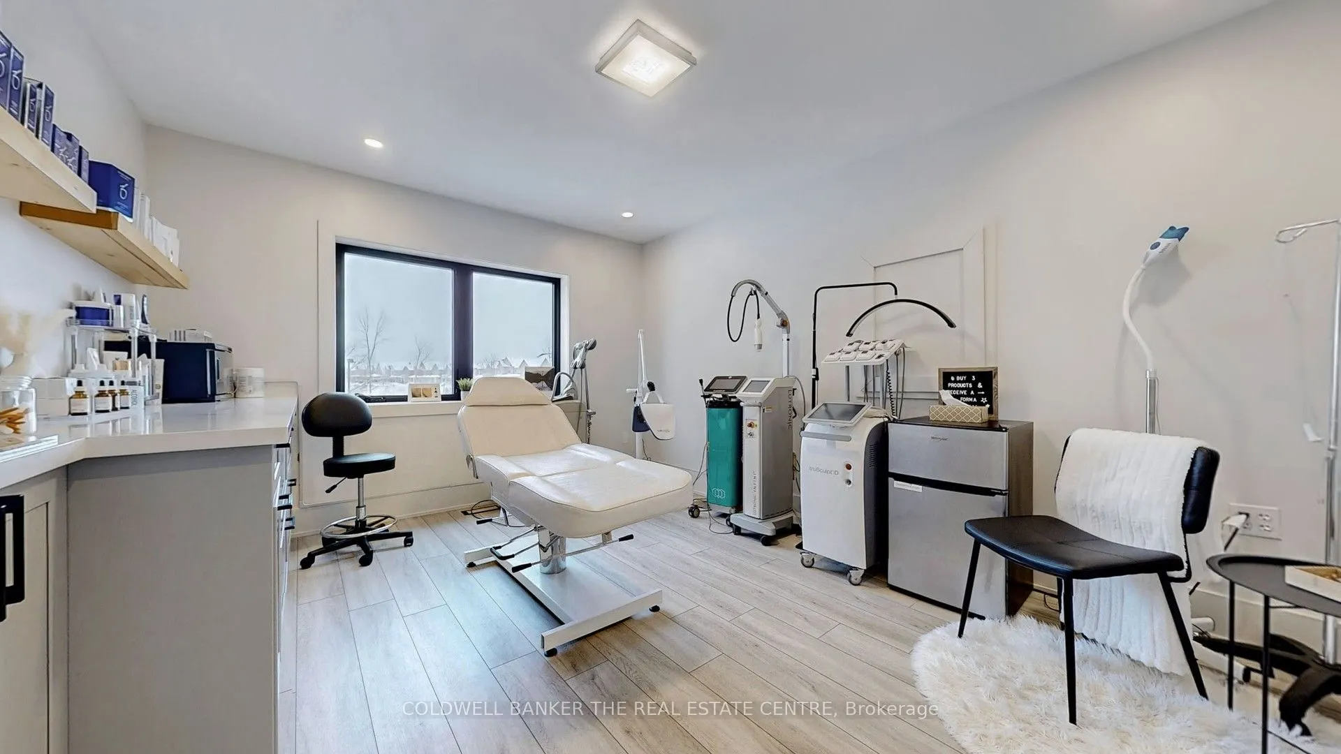 543 The Queensway S
