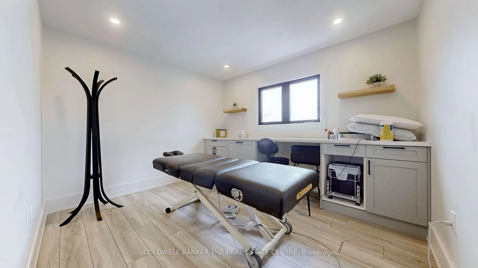 543 The Queensway S