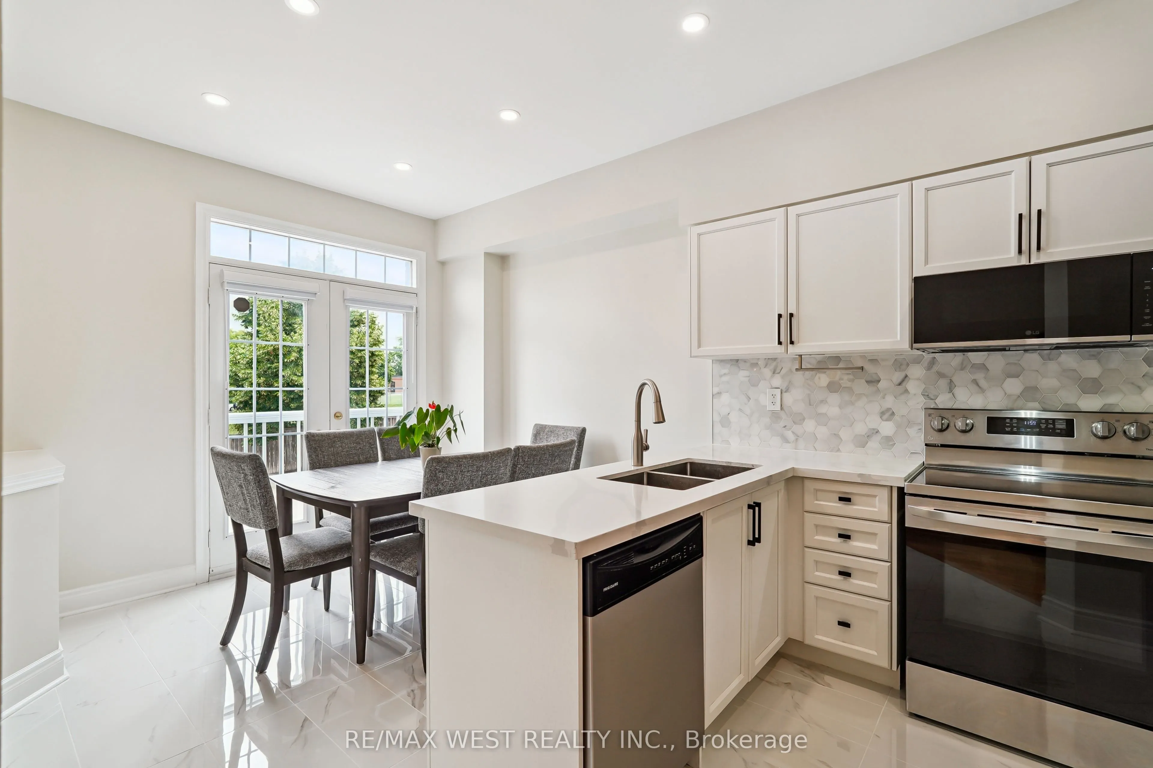 10 Loring Doolittle Court, #10