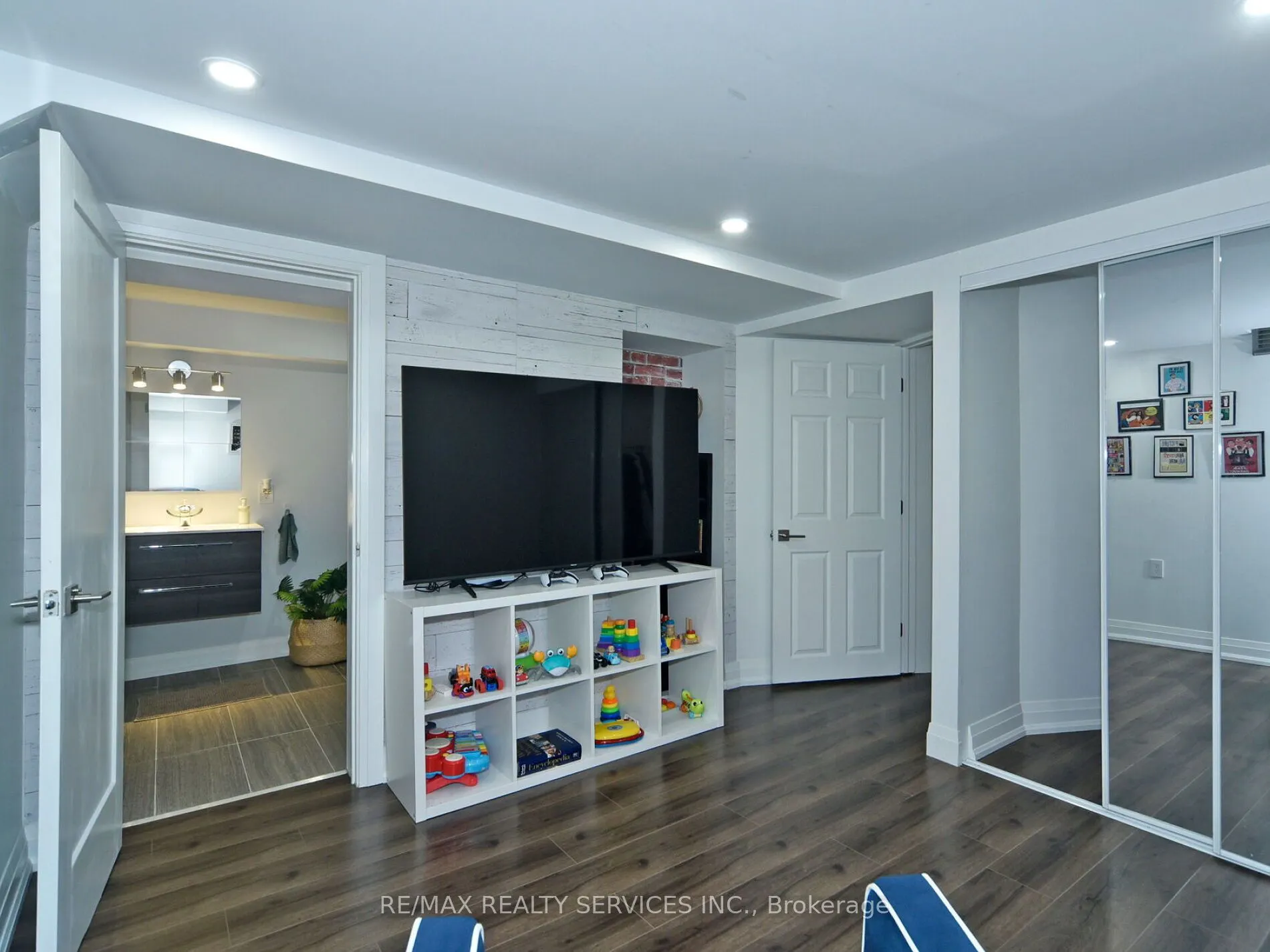 46 Lindisfarne Way E, #80
