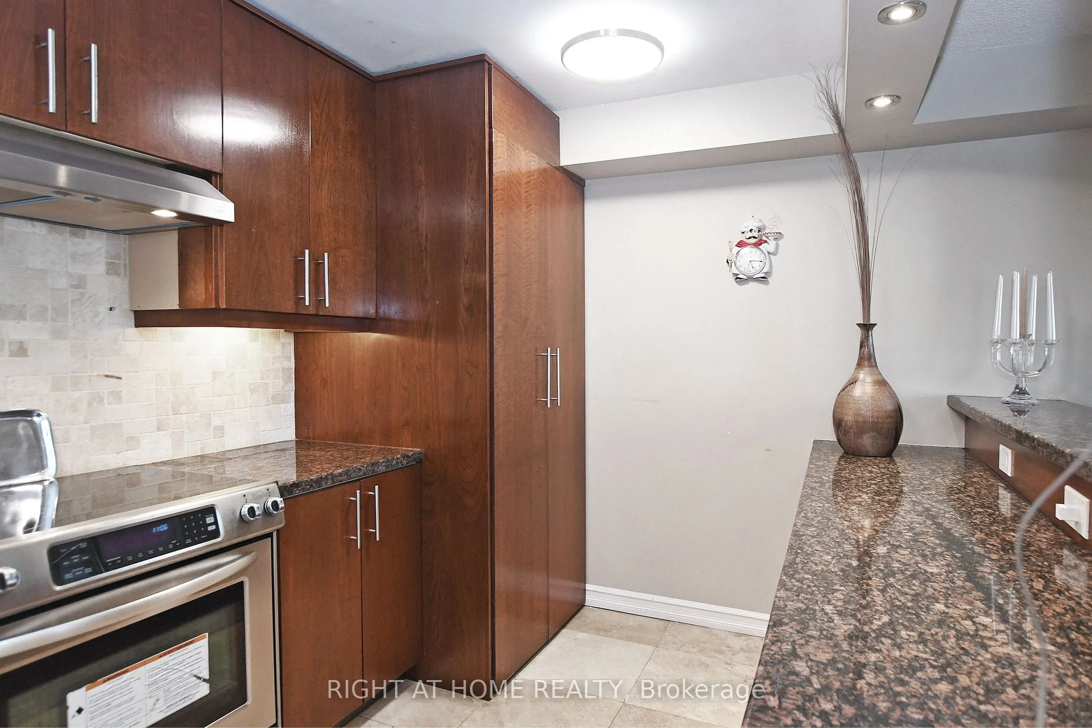 60 Inverlochy Boulevard, #806
