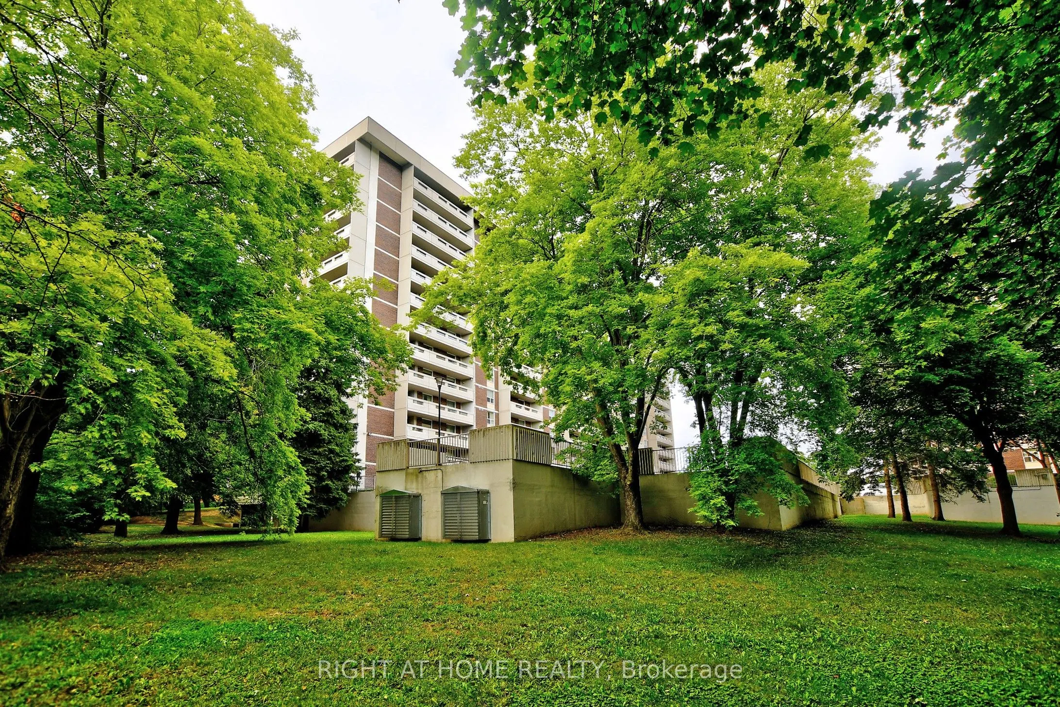 60 Inverlochy Boulevard, #806