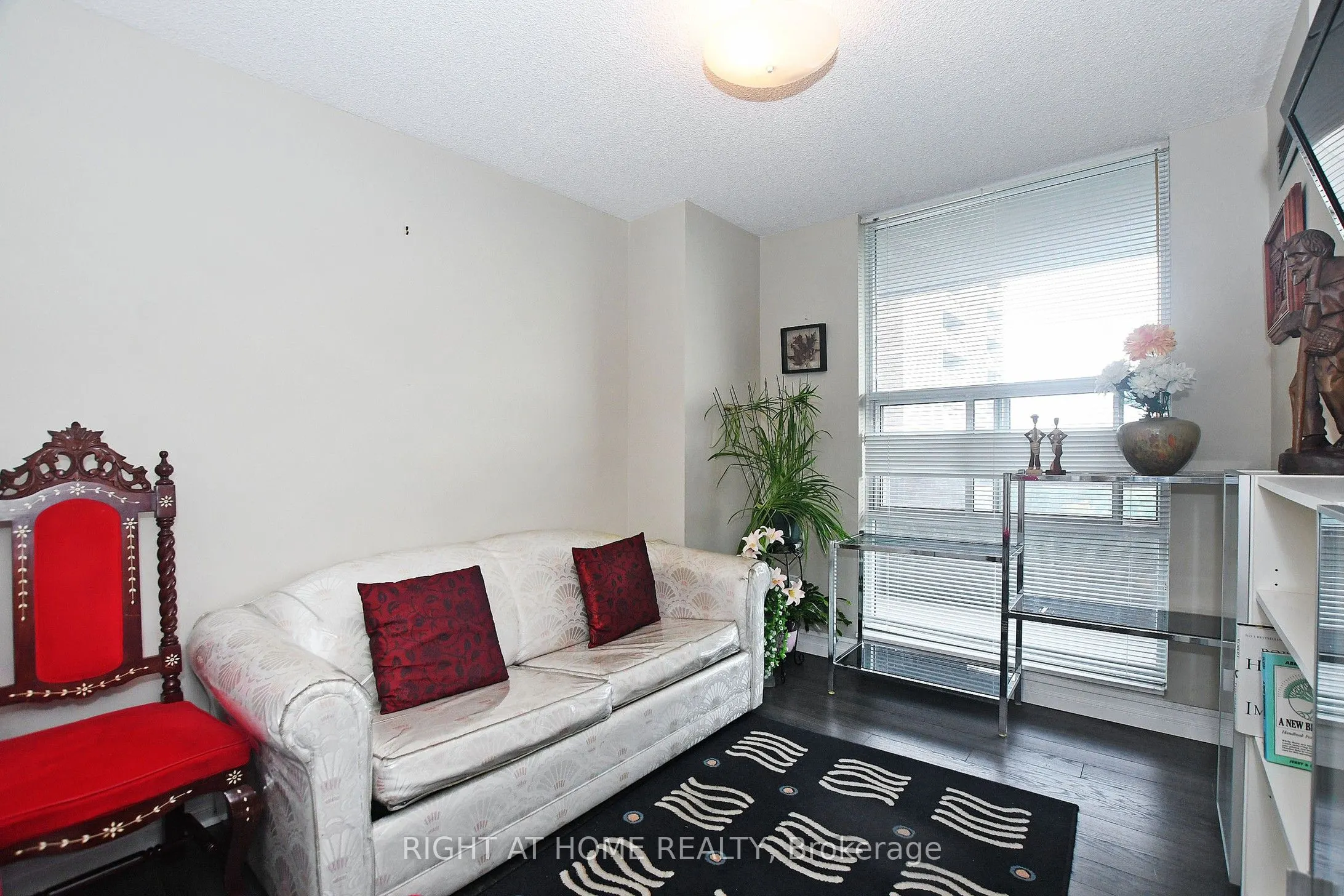 60 Inverlochy Boulevard, #806