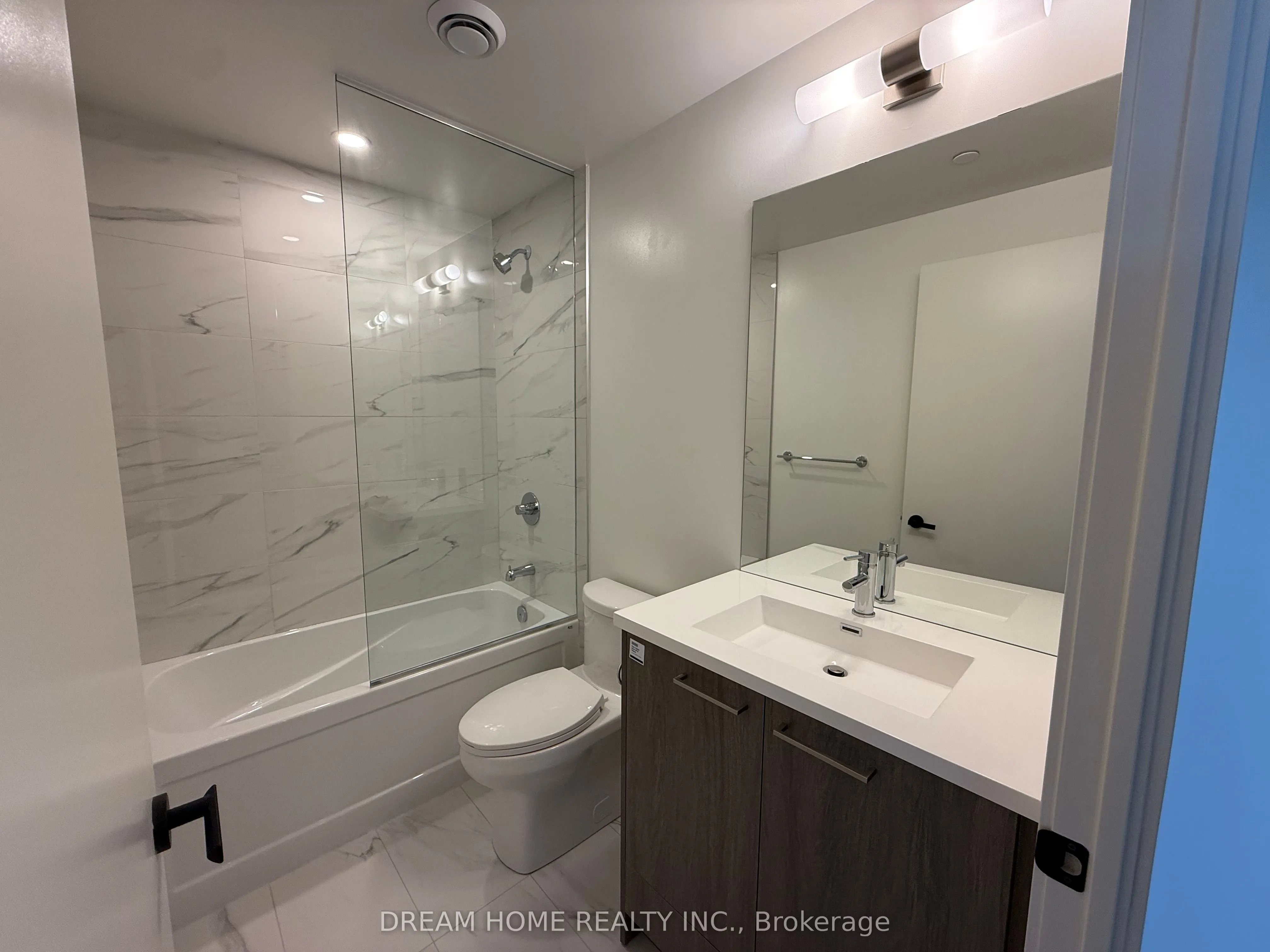 28 interchange Way, #3202