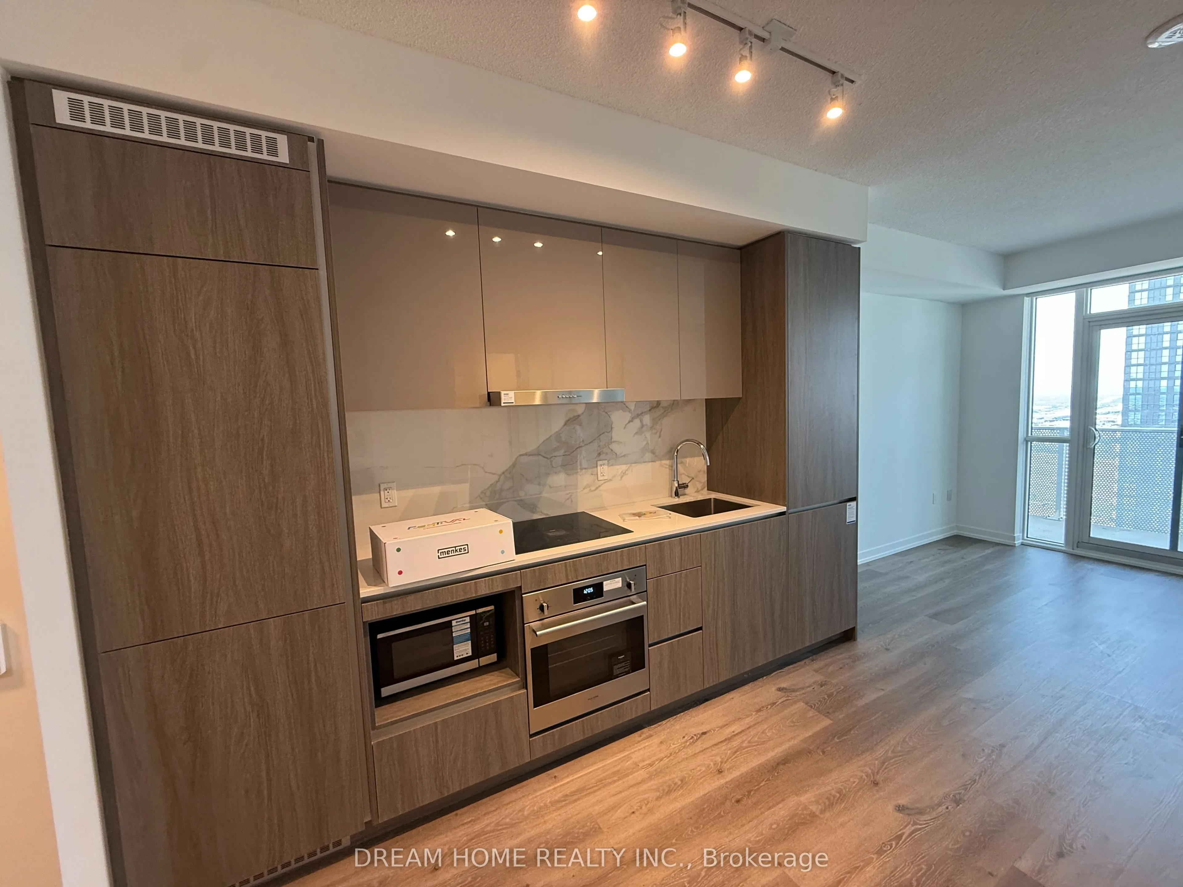 28 interchange Way, #3202