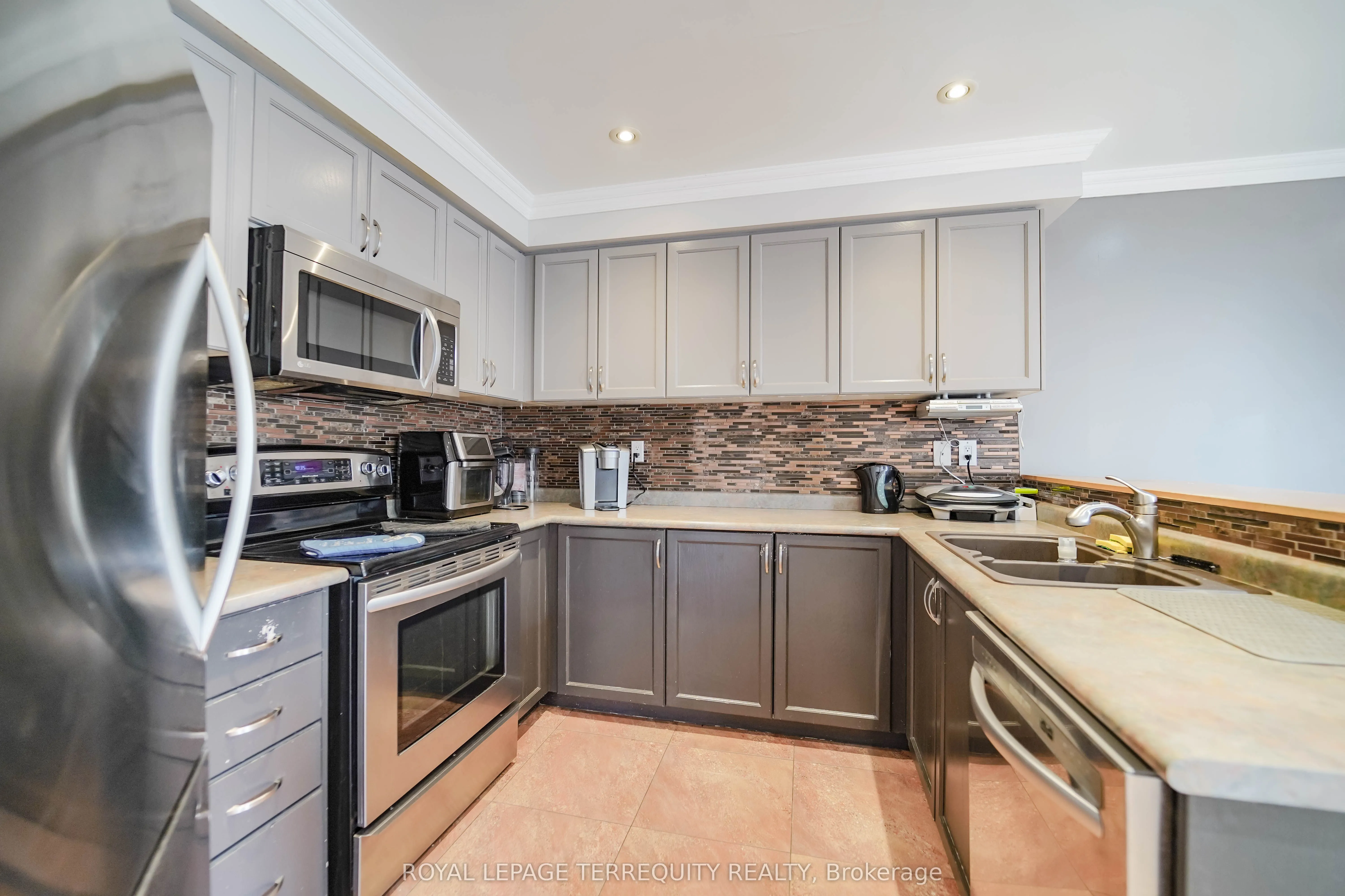 9027 Yonge Street