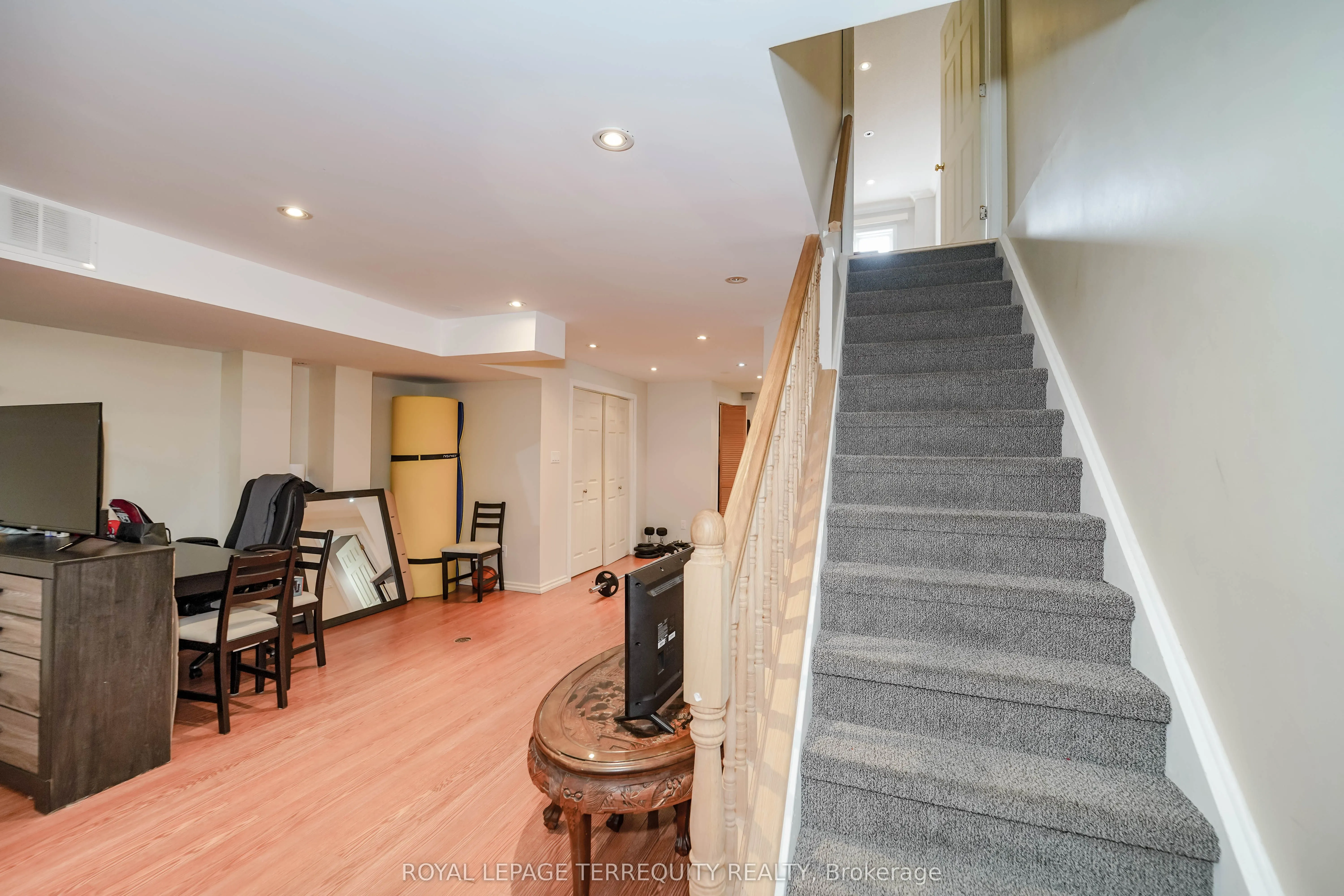 9027 Yonge Street