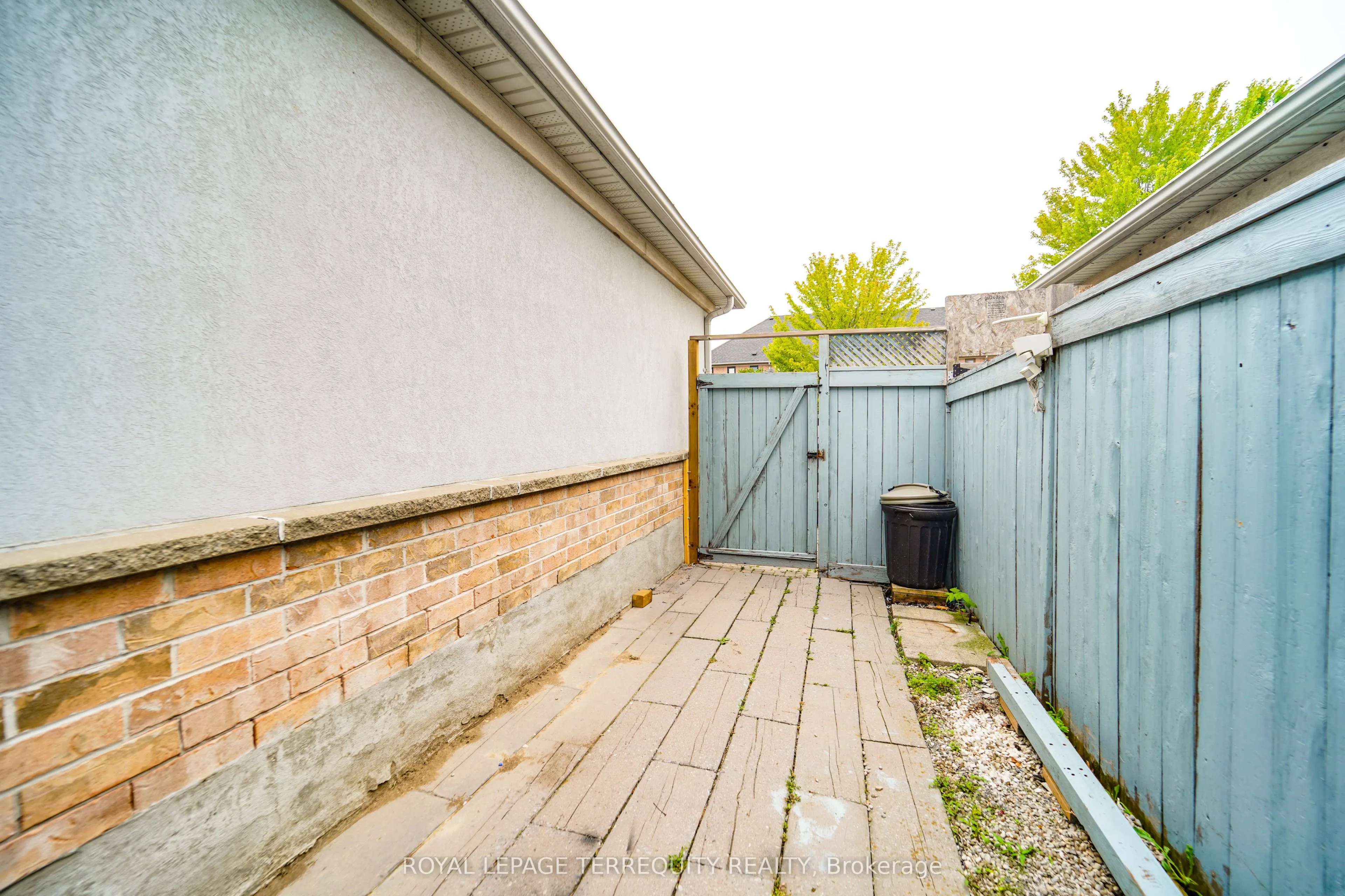 9027 Yonge Street