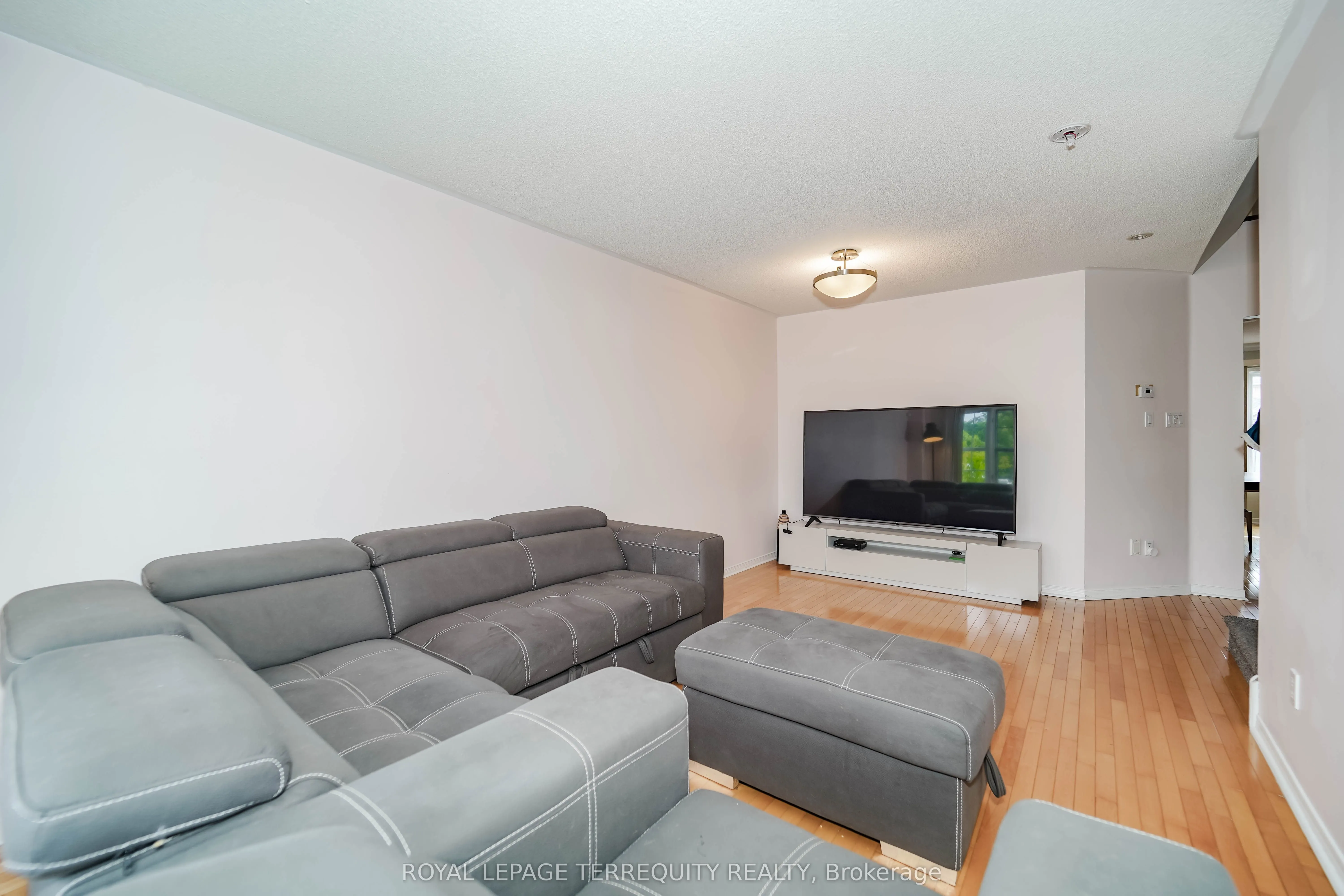 9027 Yonge Street