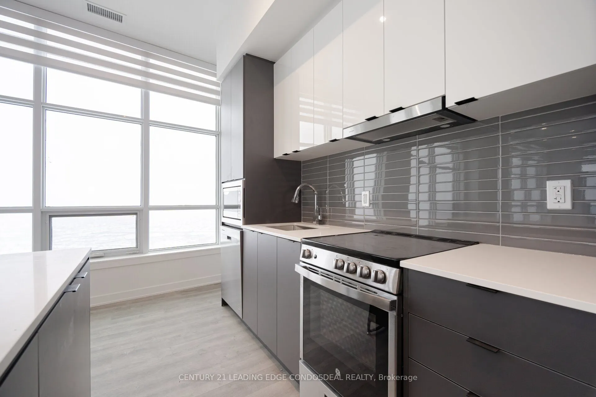 30 Upper Mall Way, #PH03