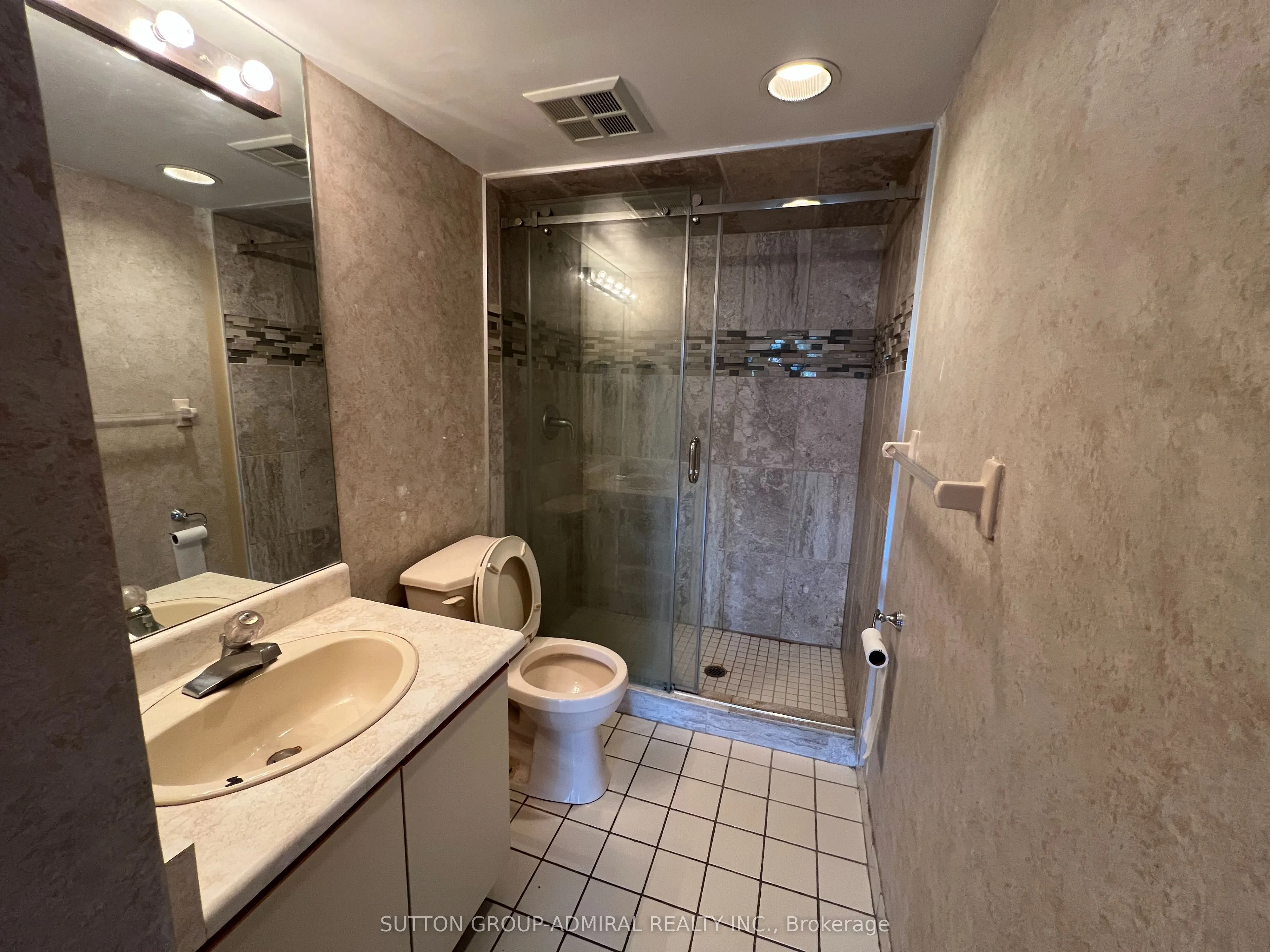 8501 Bayview Avenue, #208
