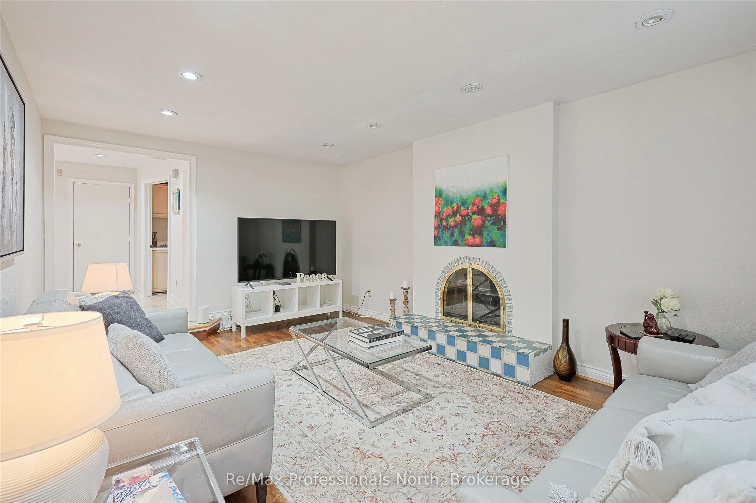 8 Elmsley Drive E
