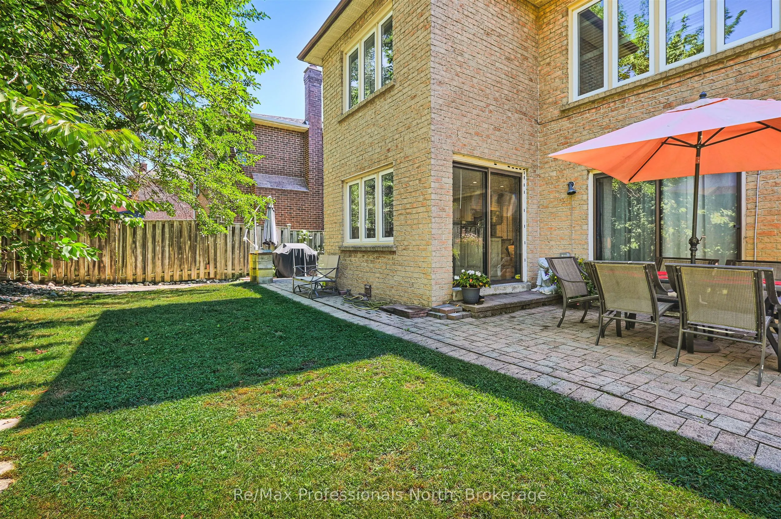 8 Elmsley Drive E