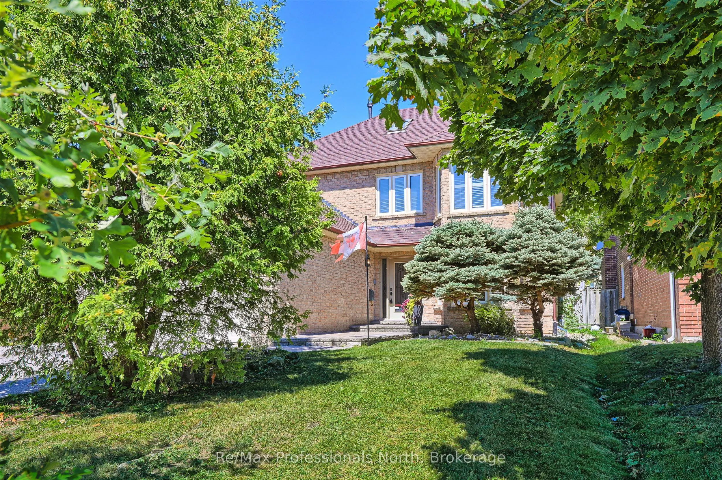 8 Elmsley Drive E