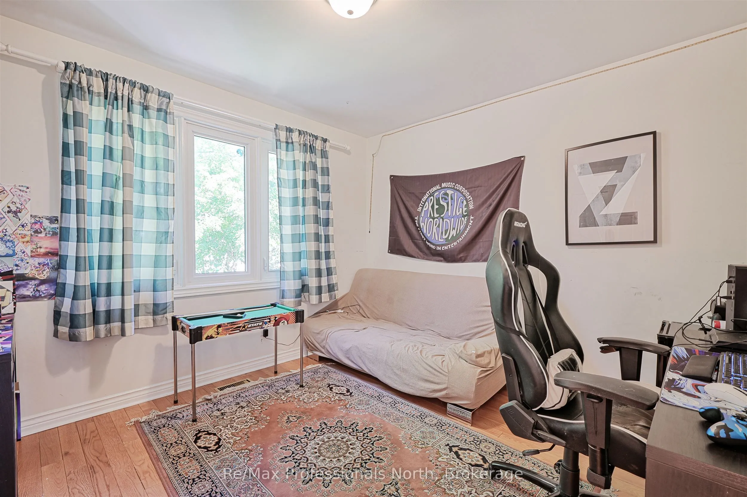 8 Elmsley Drive E