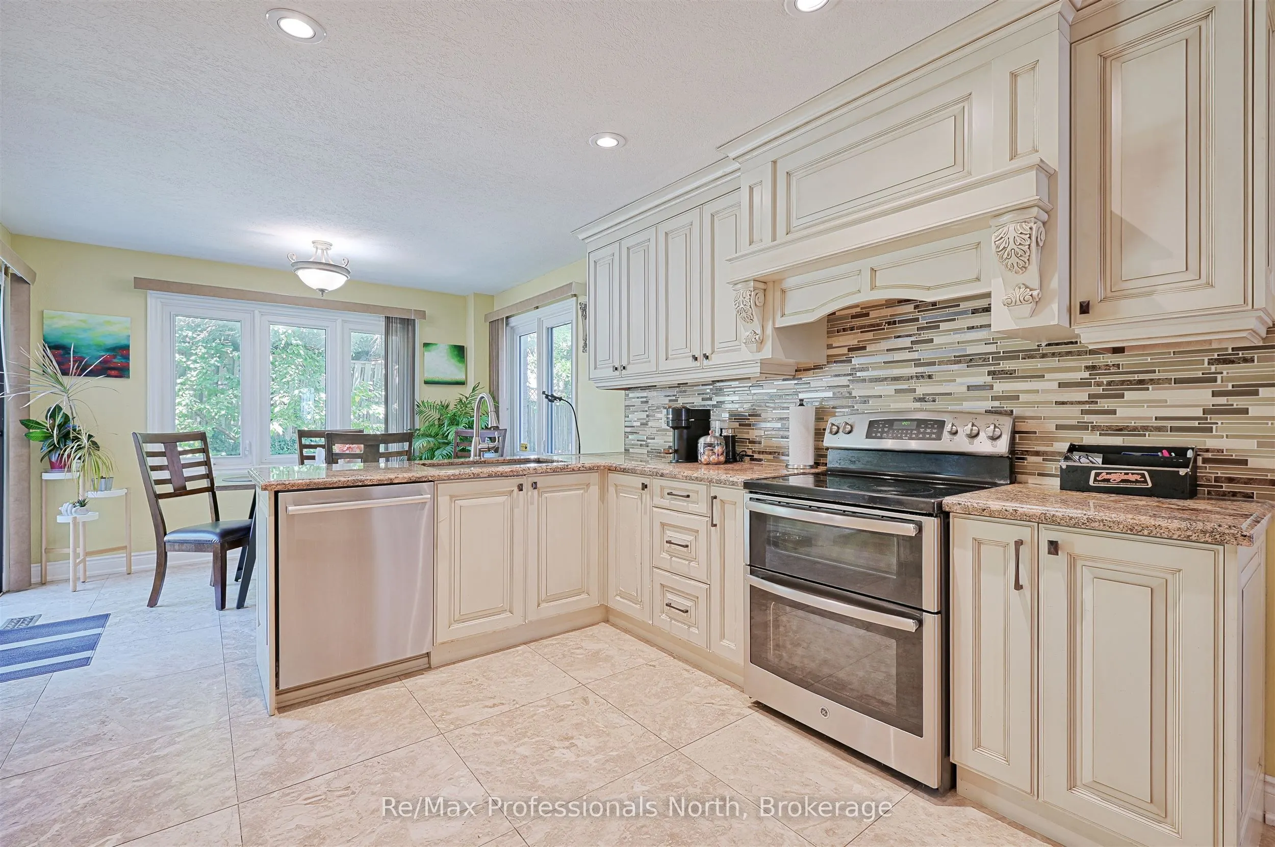 8 Elmsley Drive E