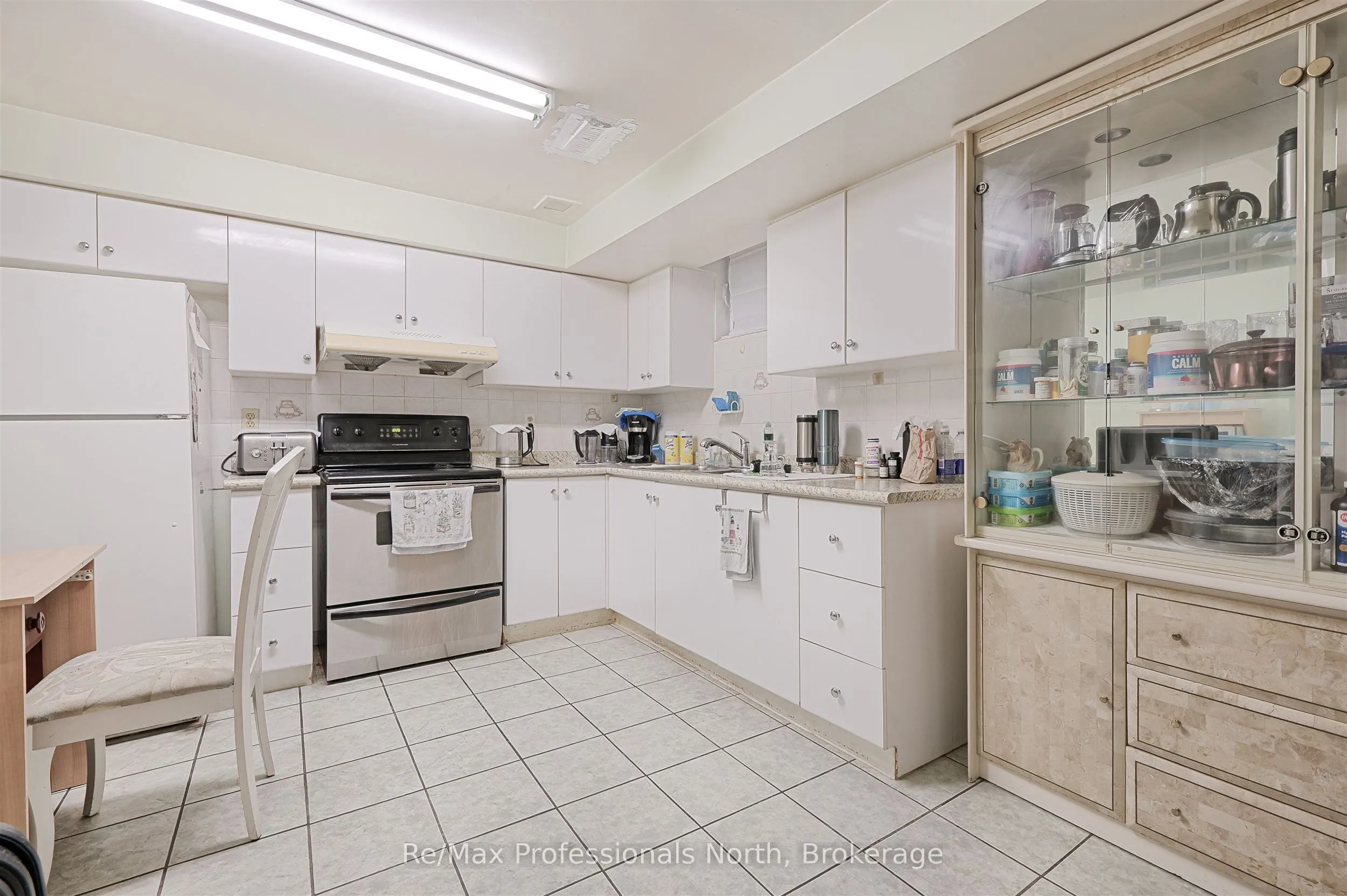 8 Elmsley Drive E