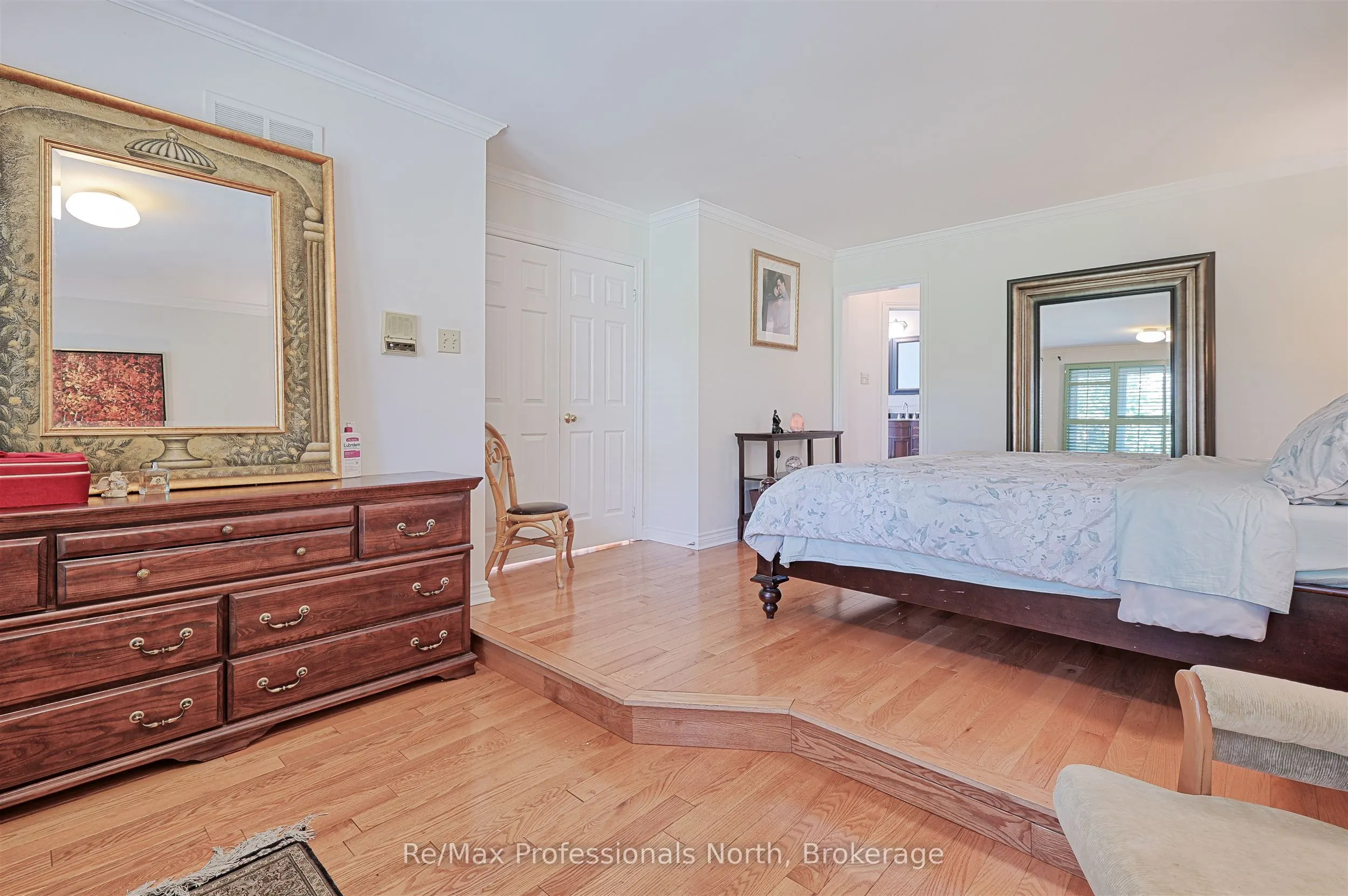 8 Elmsley Drive E