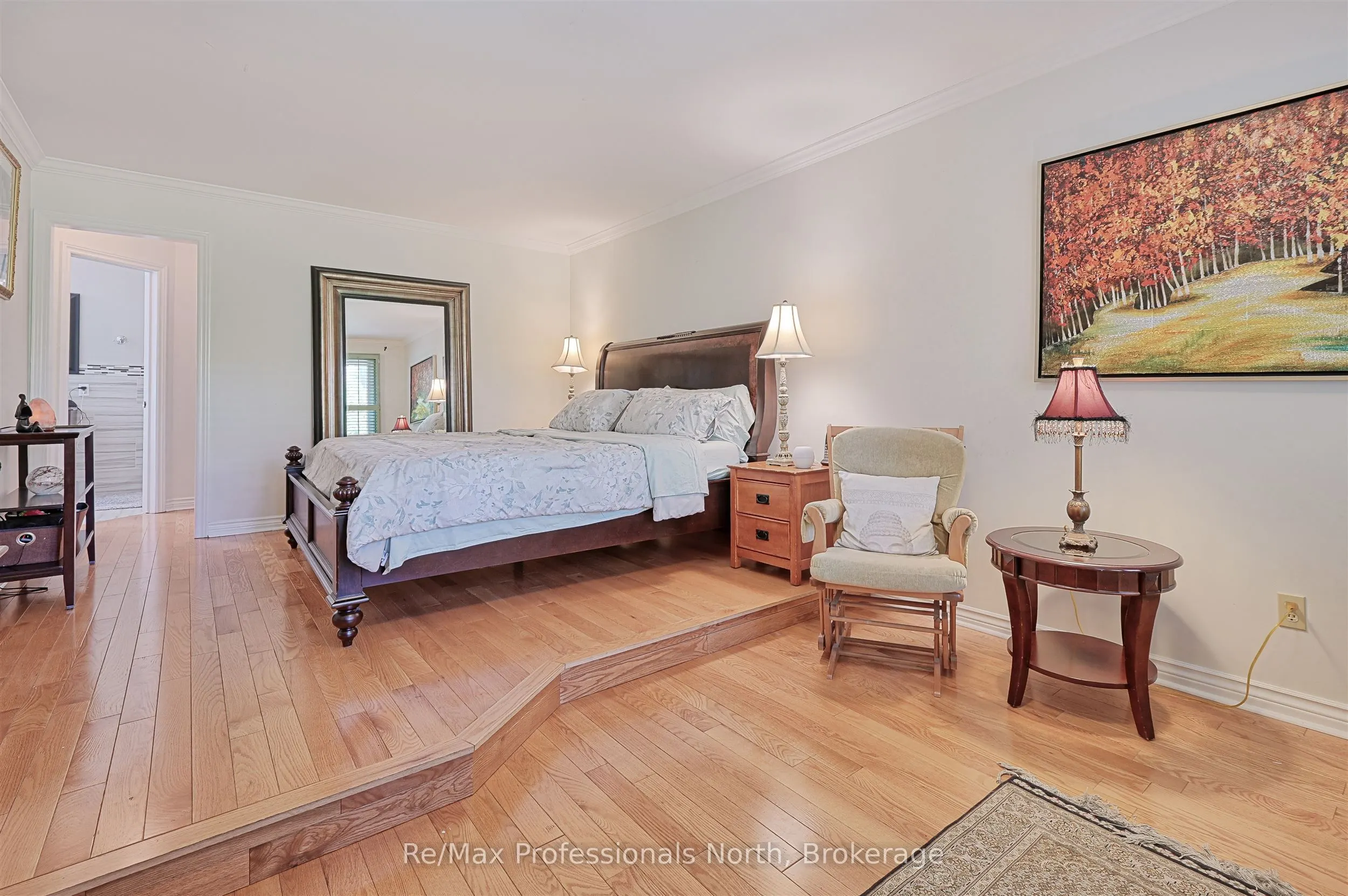 8 Elmsley Drive E