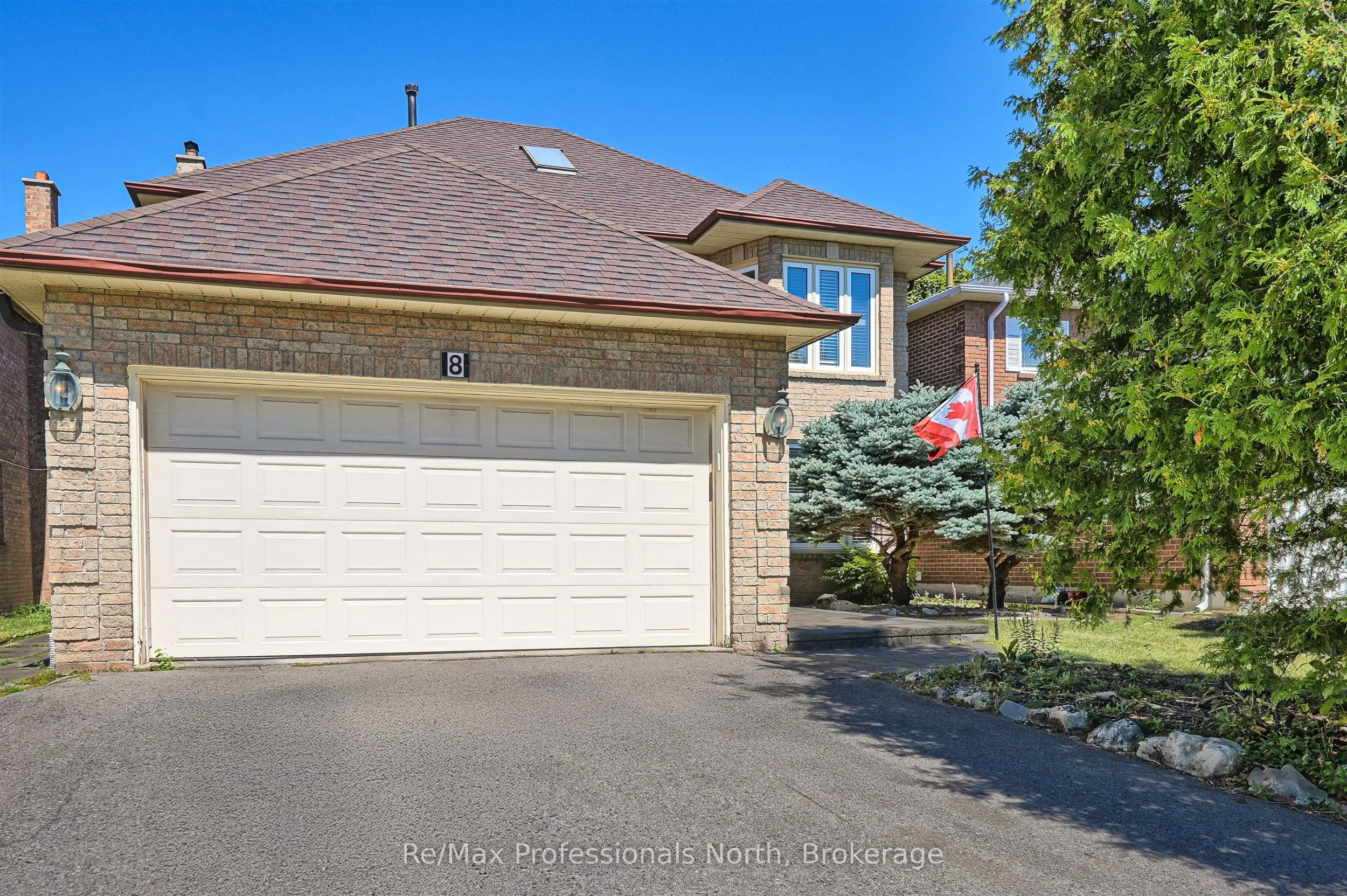 8 Elmsley Drive E