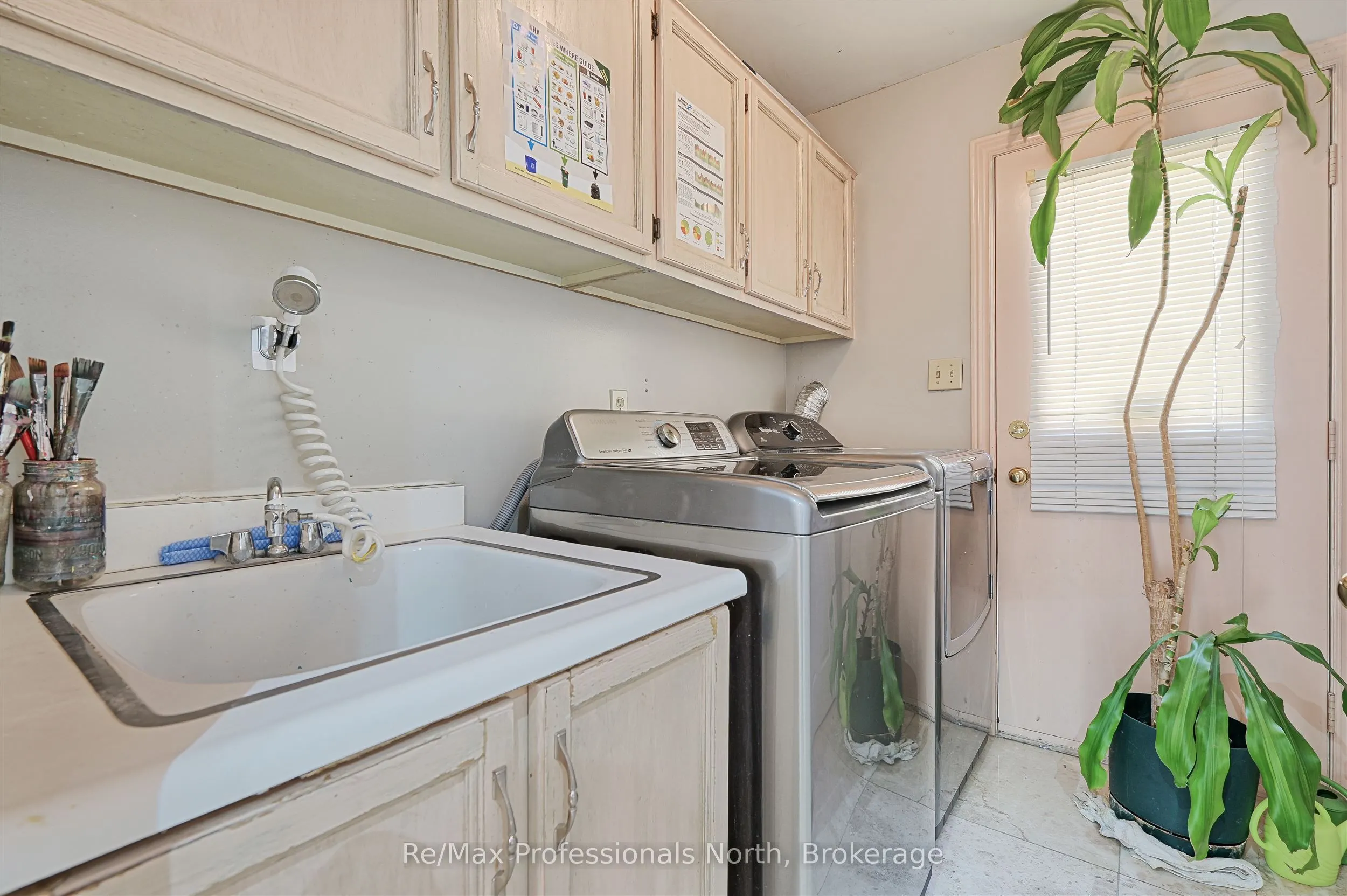 8 Elmsley Drive E