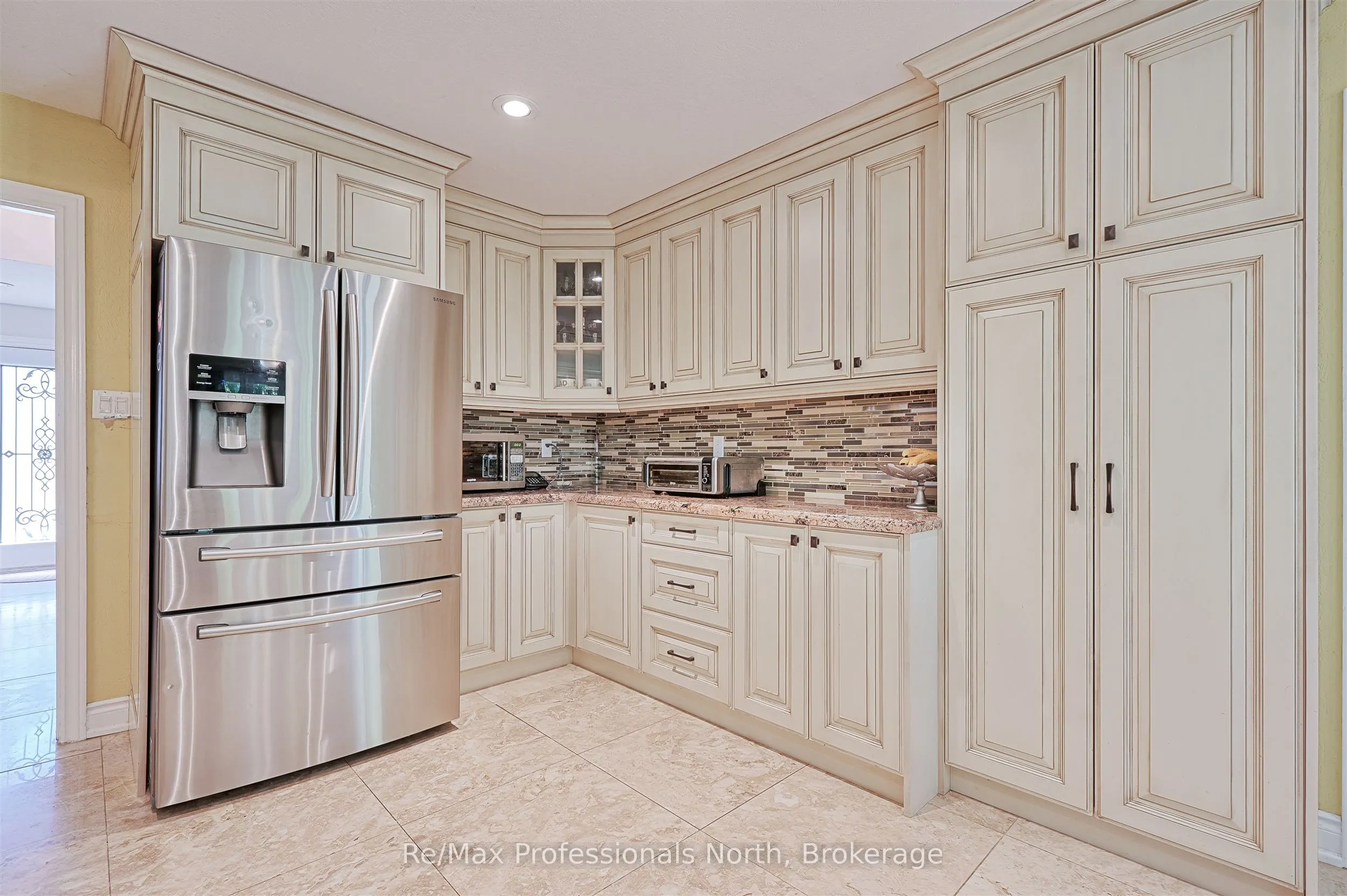 8 Elmsley Drive E