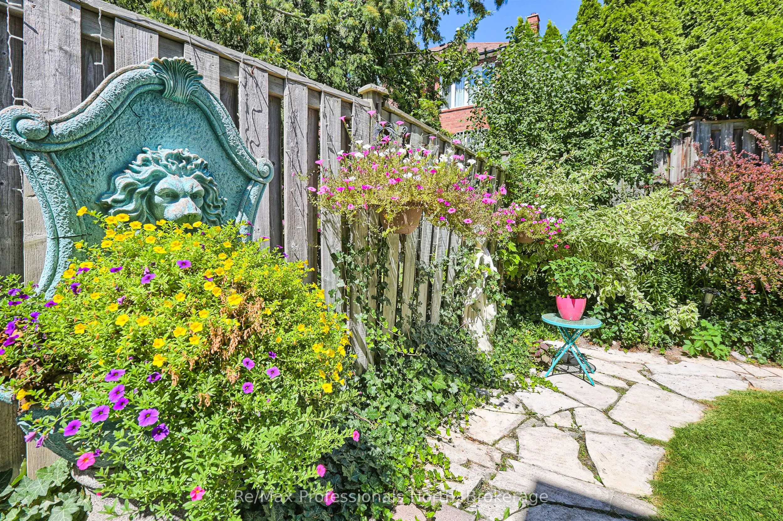 8 Elmsley Drive E