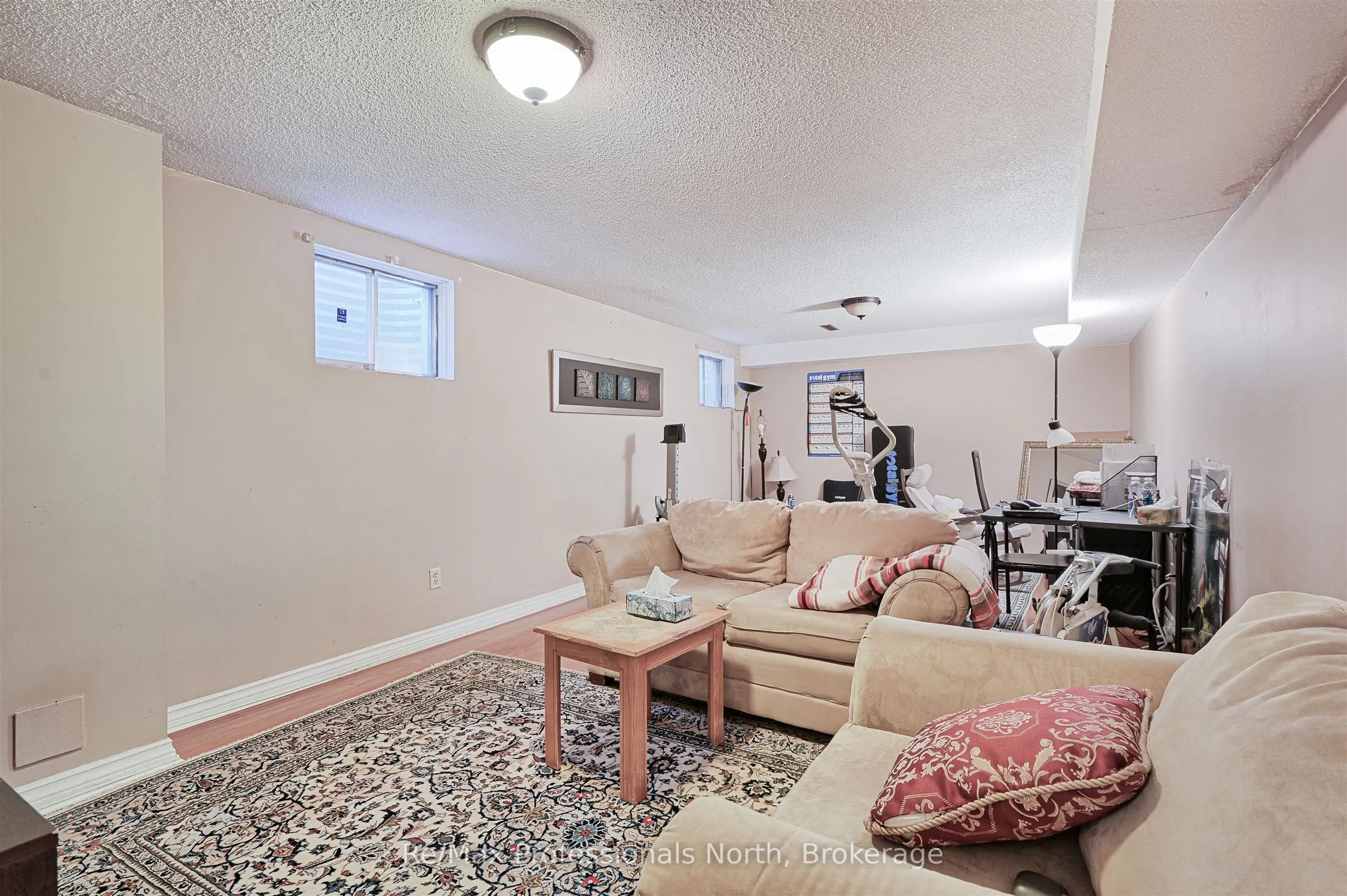 8 Elmsley Drive E
