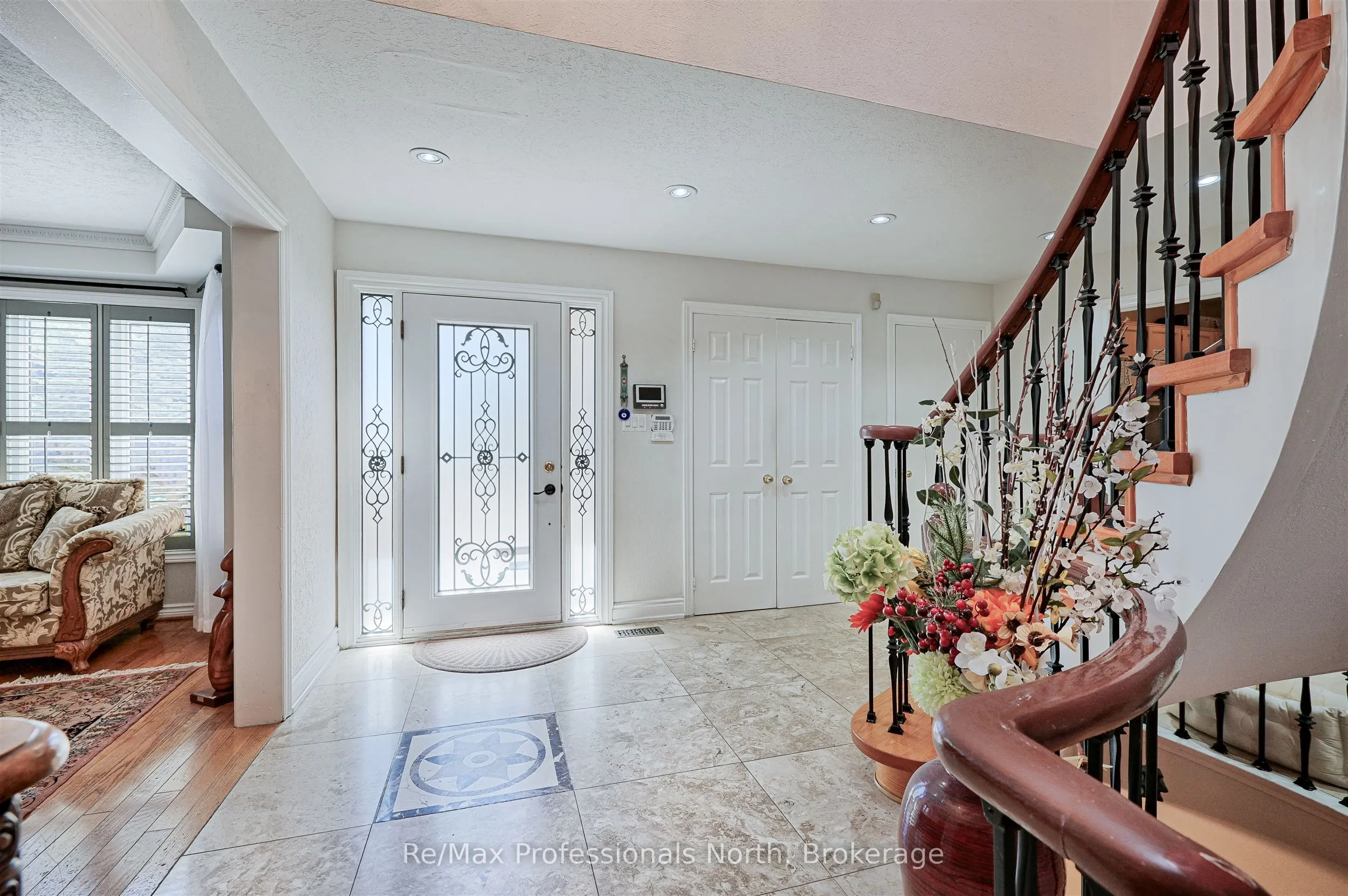 8 Elmsley Drive E
