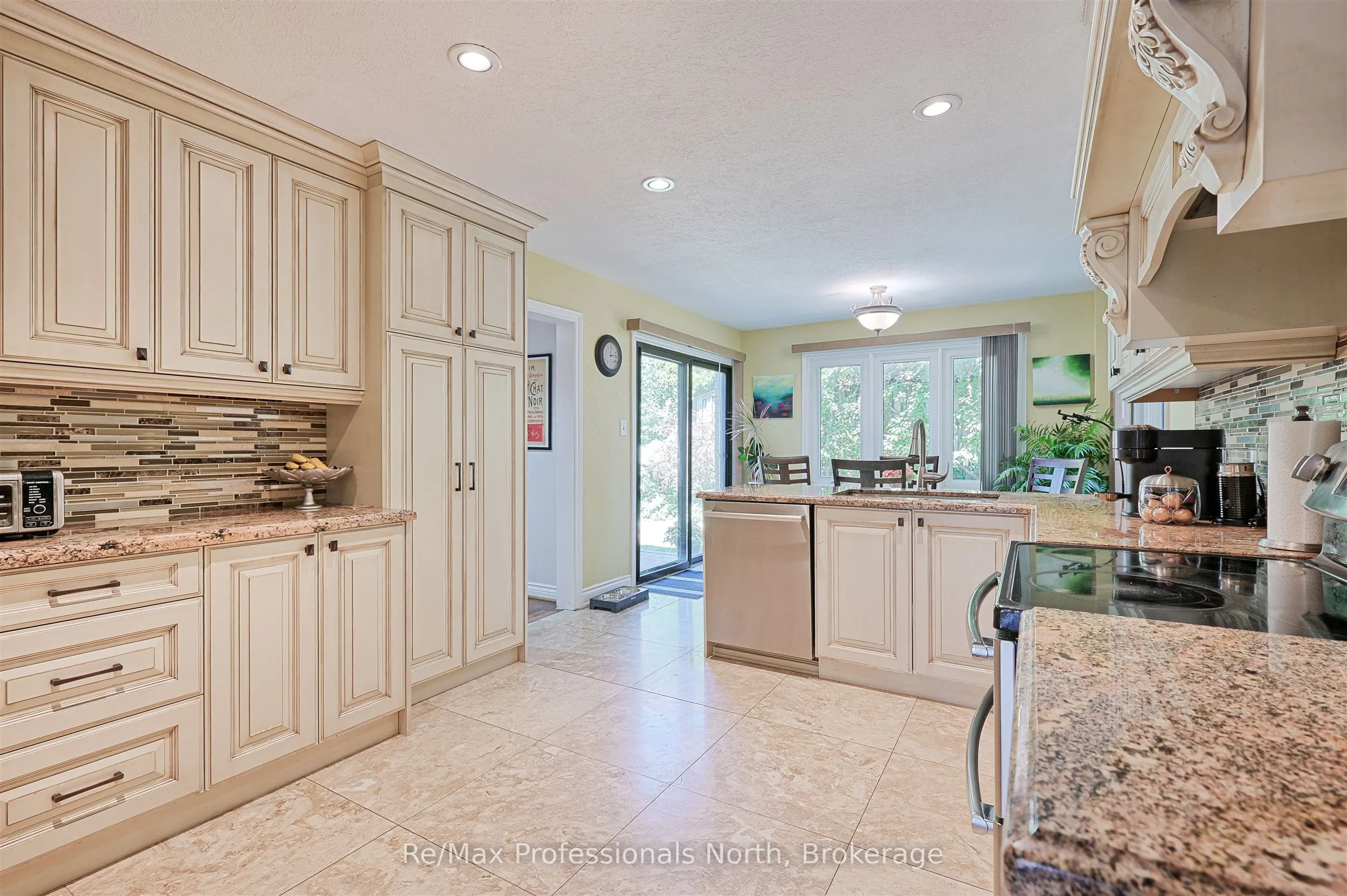 8 Elmsley Drive E