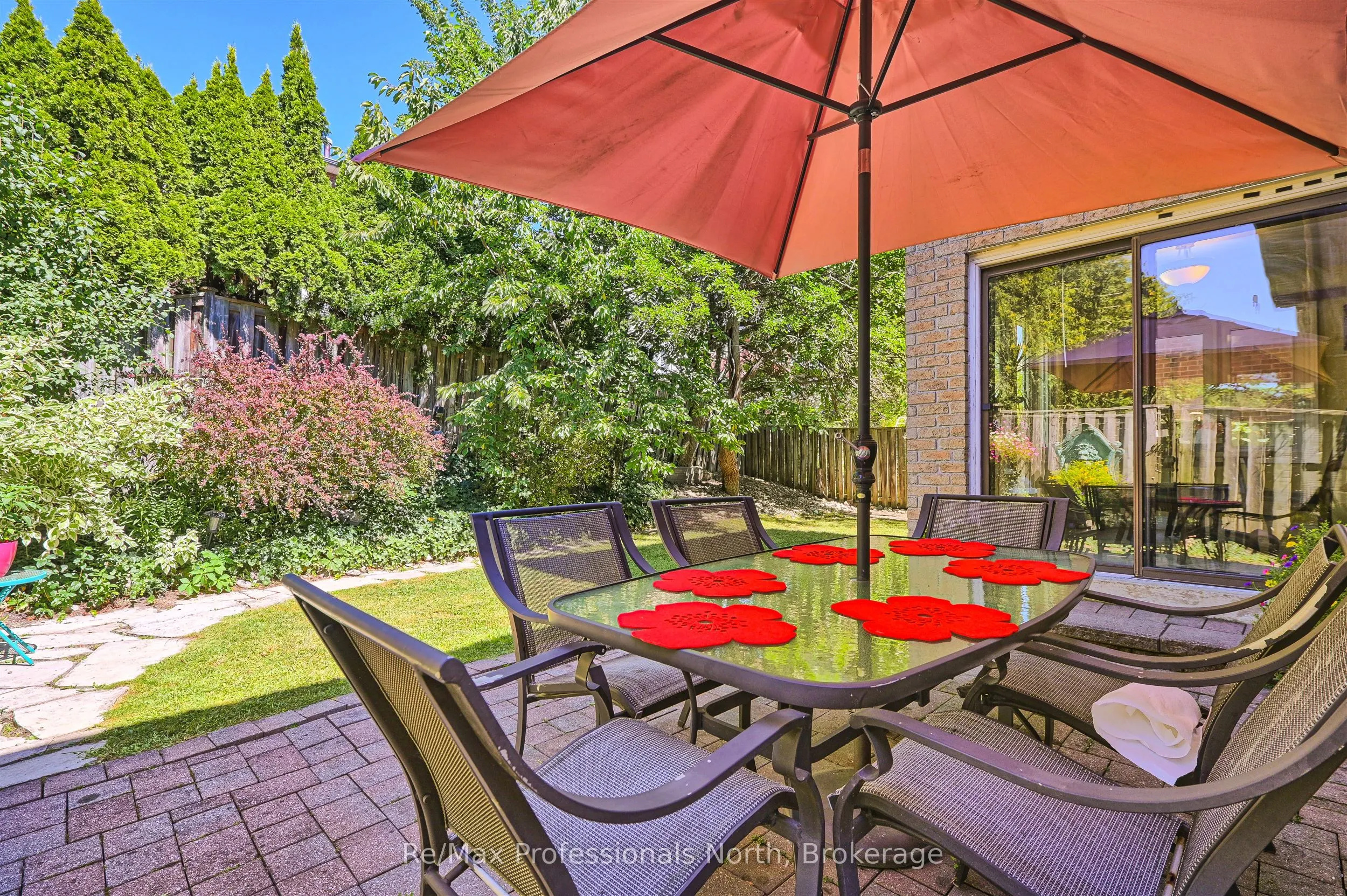8 Elmsley Drive E