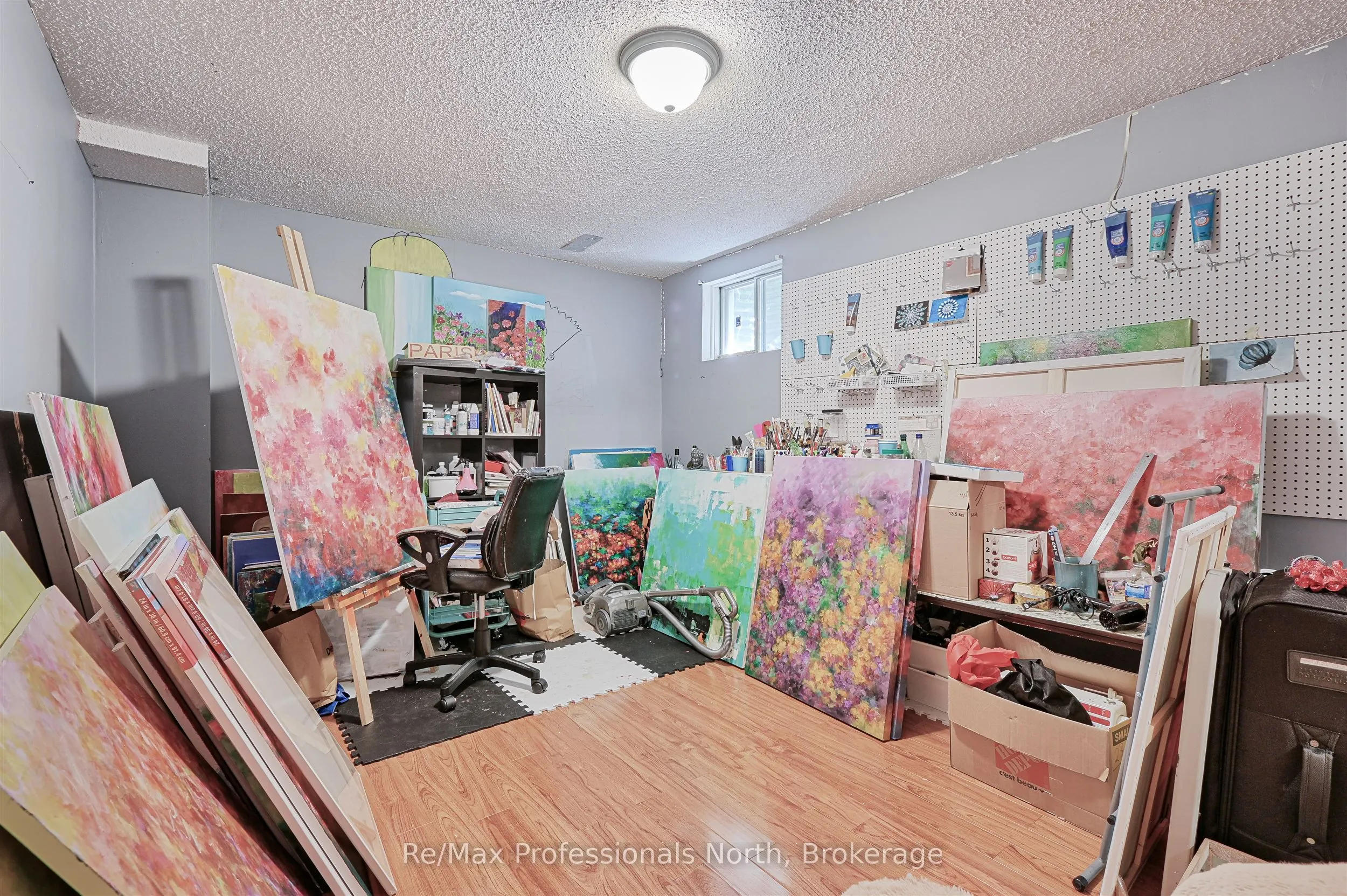 8 Elmsley Drive E