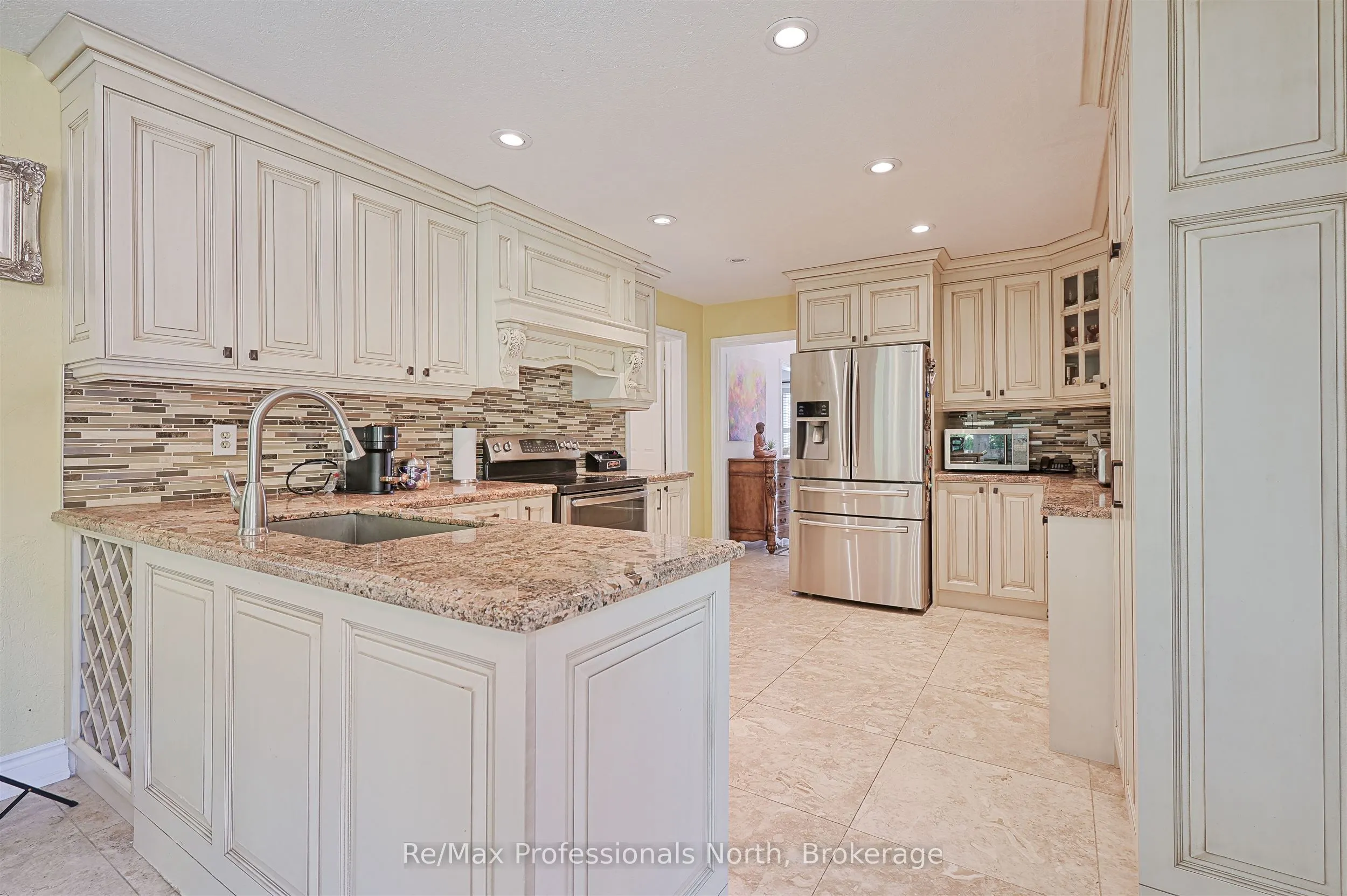 8 Elmsley Drive E
