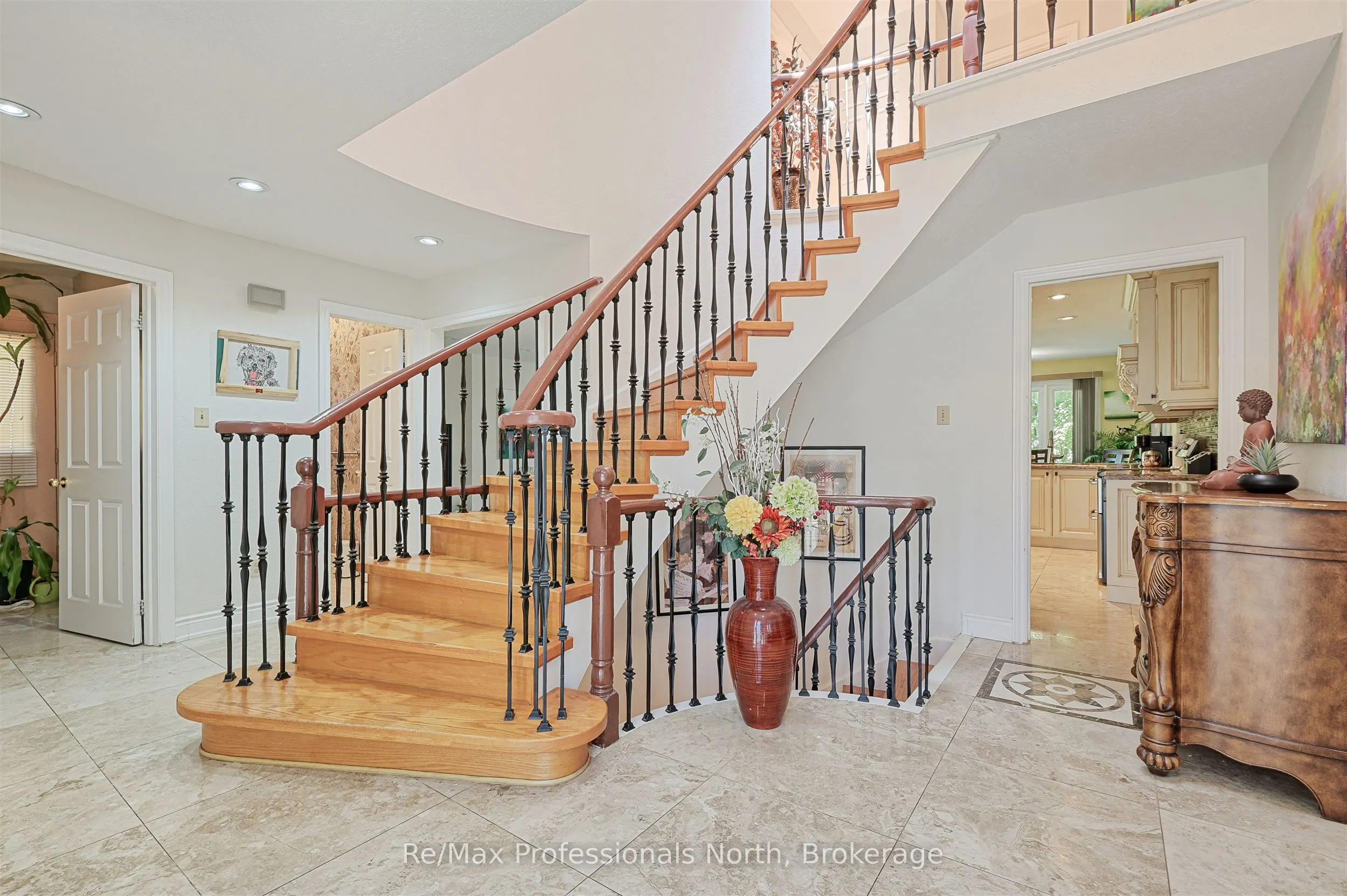 8 Elmsley Drive E