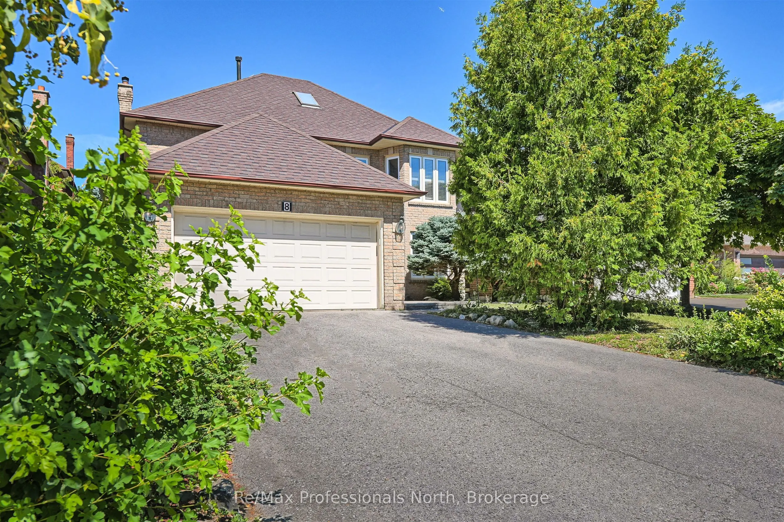 8 Elmsley Drive E