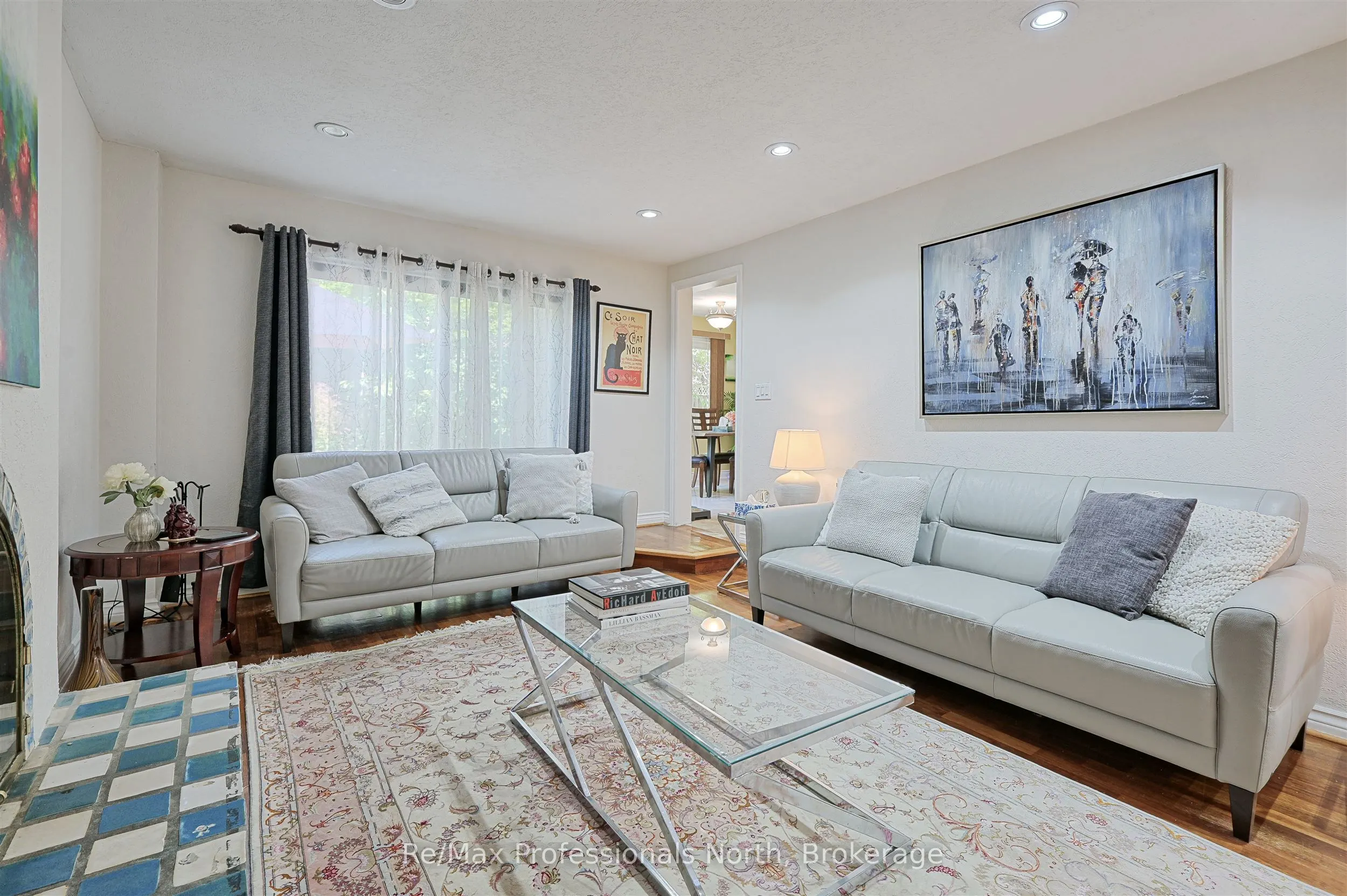 8 Elmsley Drive E