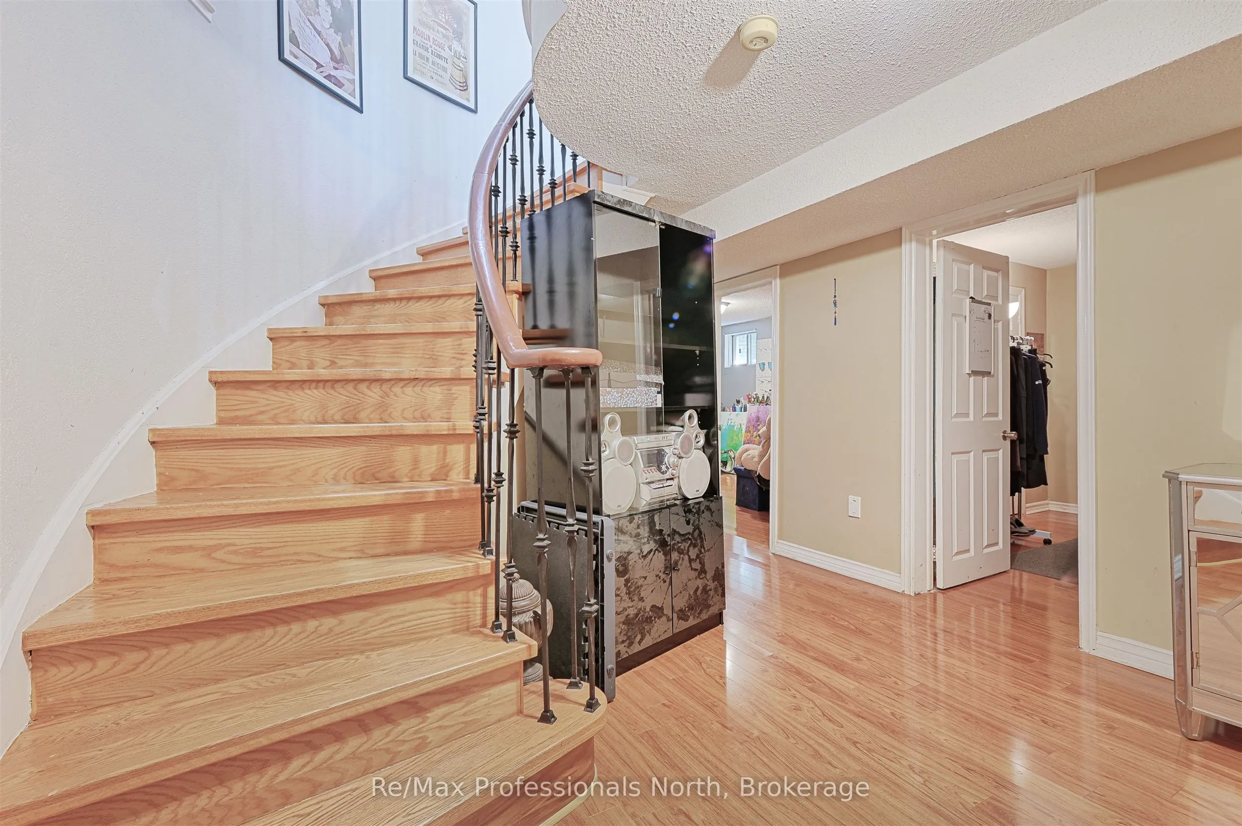 8 Elmsley Drive E