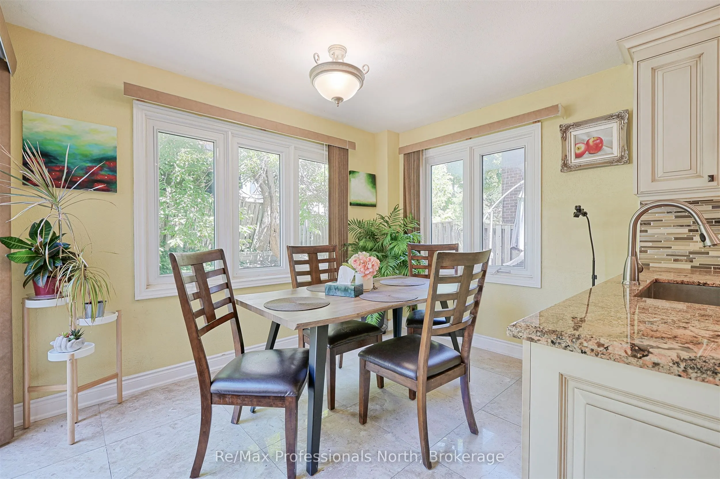 8 Elmsley Drive E